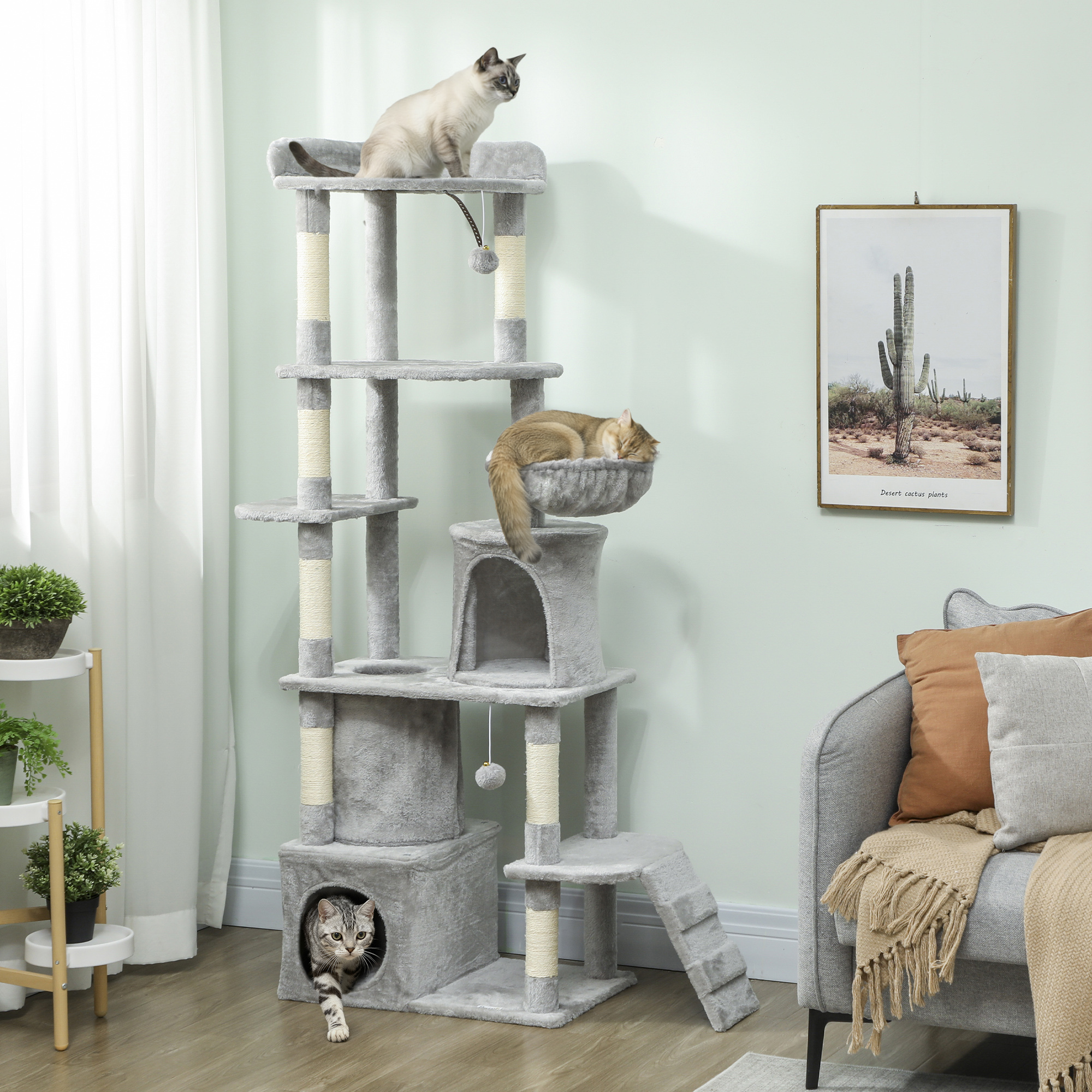 Árbol rascador de felpa gris de varios niveles con tres gatos, uno durmiendo.