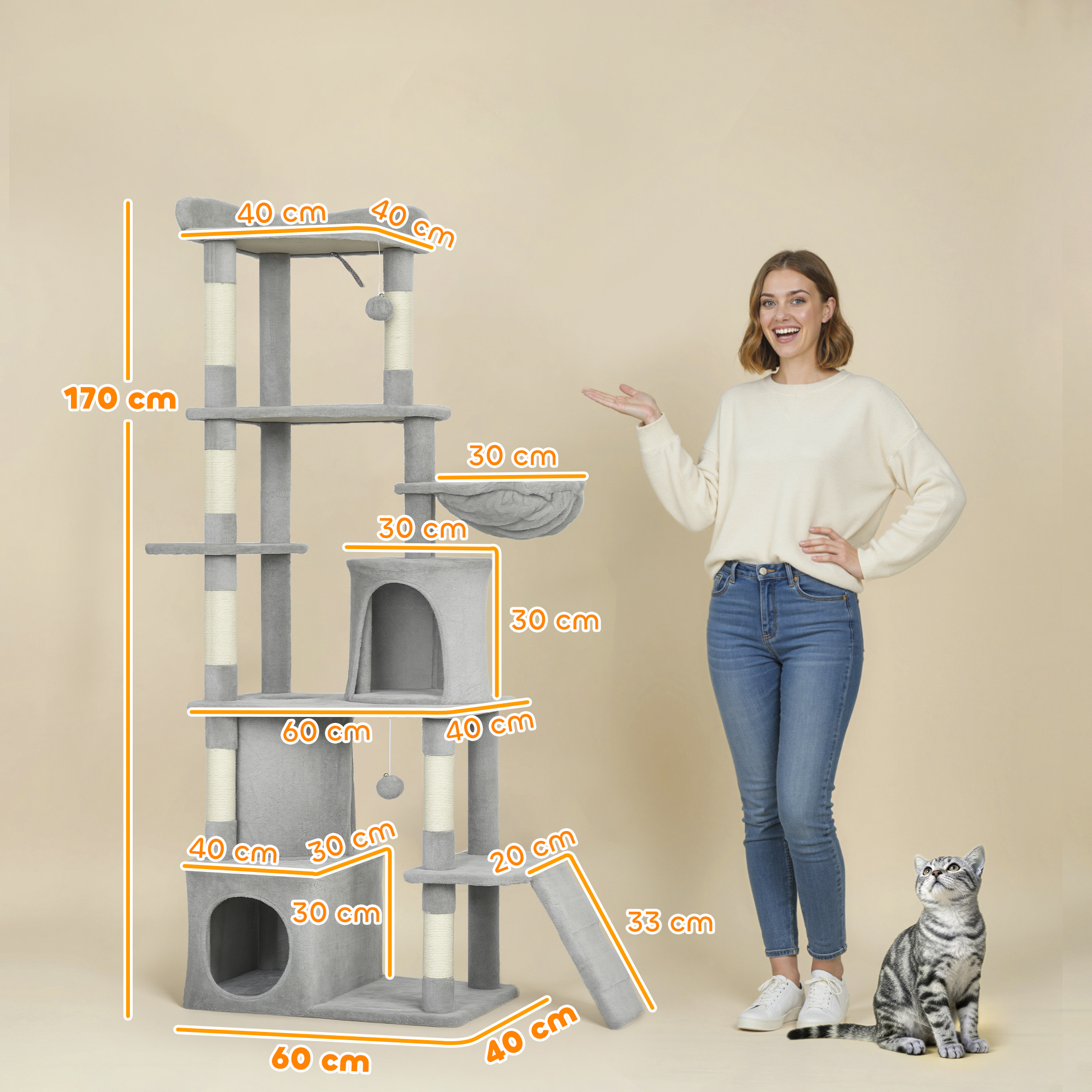 Un árbol rascador gris con hamaca, casa y juguete, junto a una mujer y un gato.