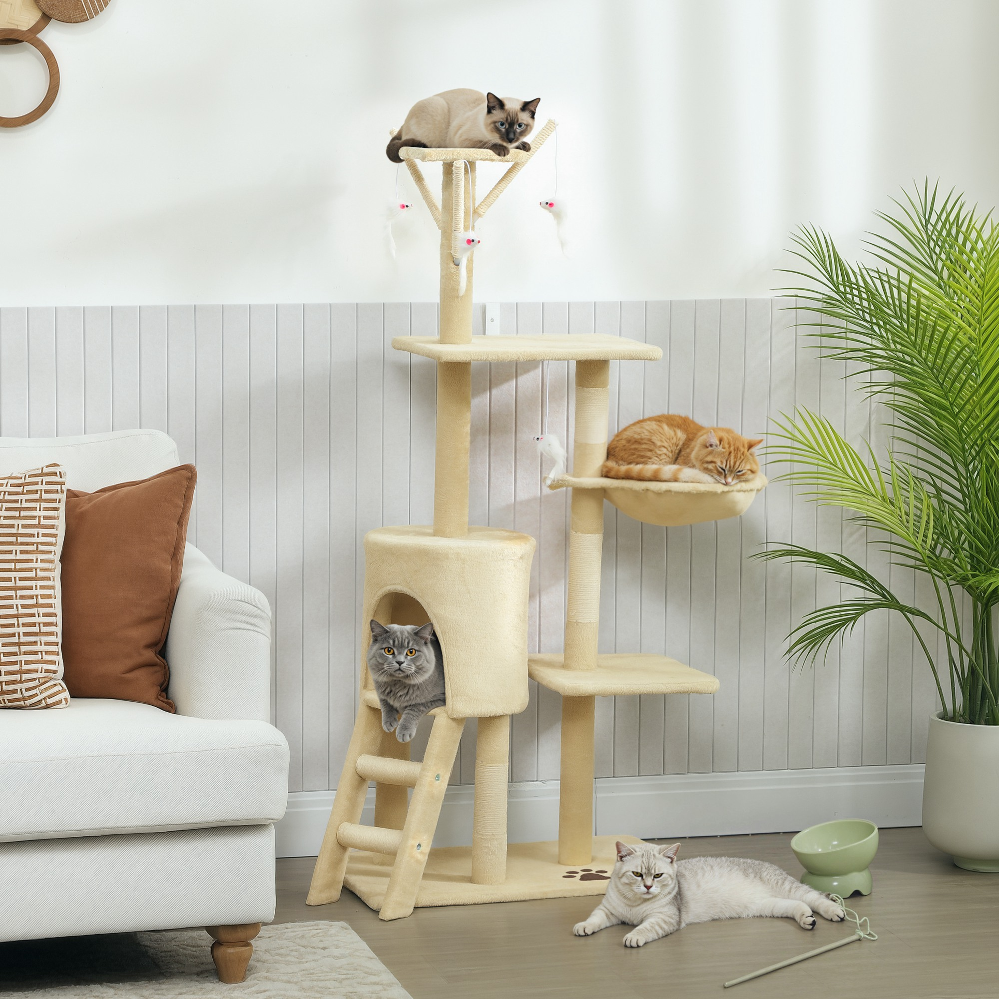 Un tiragraffi beige con quattro gatti. Un gatto in cima, uno che dorme, uno in casa, uno sdraiato.