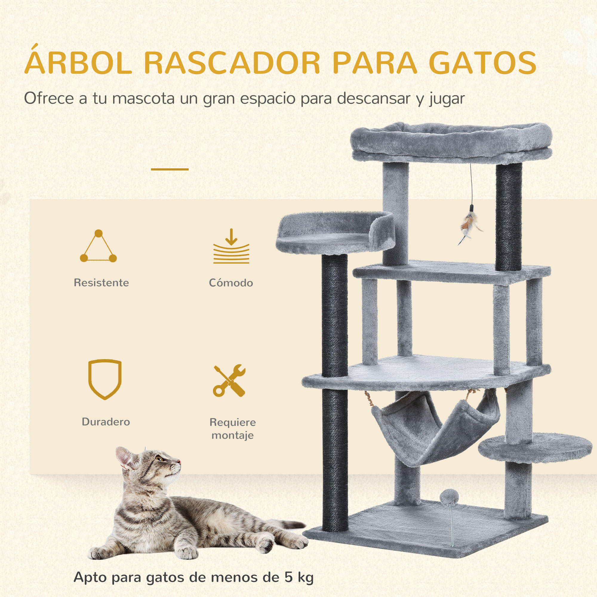 Un árbol rascador gris con hamaca, juguete y plataformas. Un gato yace cerca.