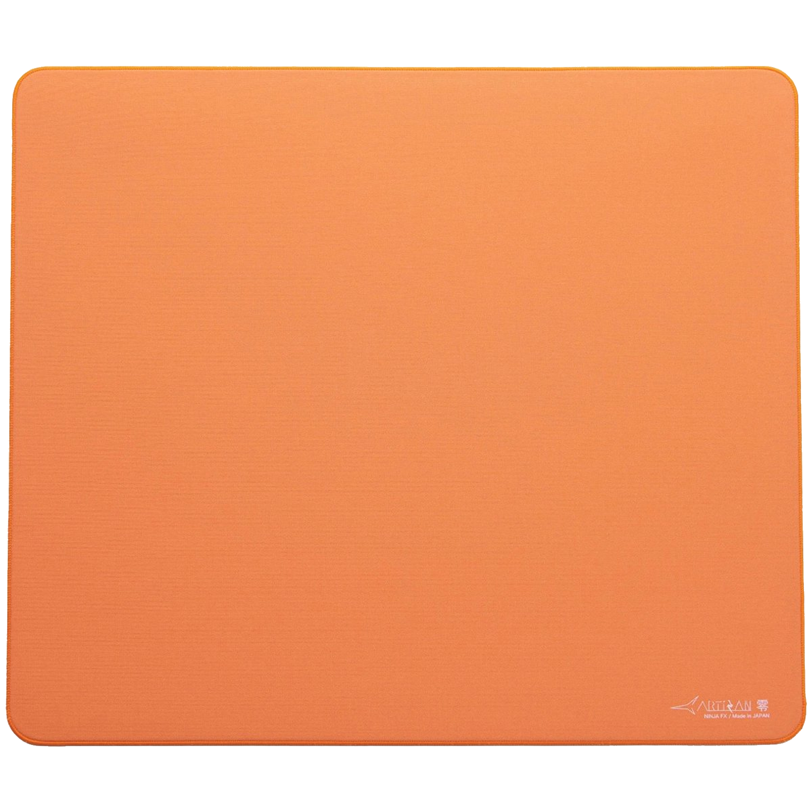 Un tapis de souris orange à surface légèrement texturée avec un petit logo en bas à droite.