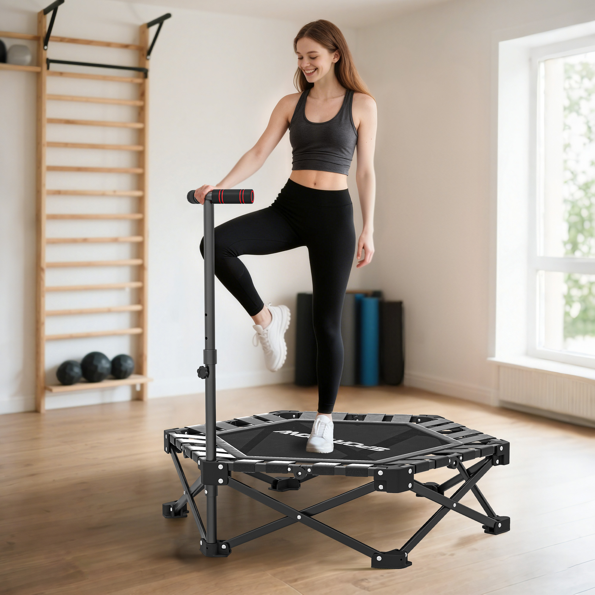 Una mujer se ejercita en un mini-trampolín en un gimnasio con escalera sueca y pesas.
