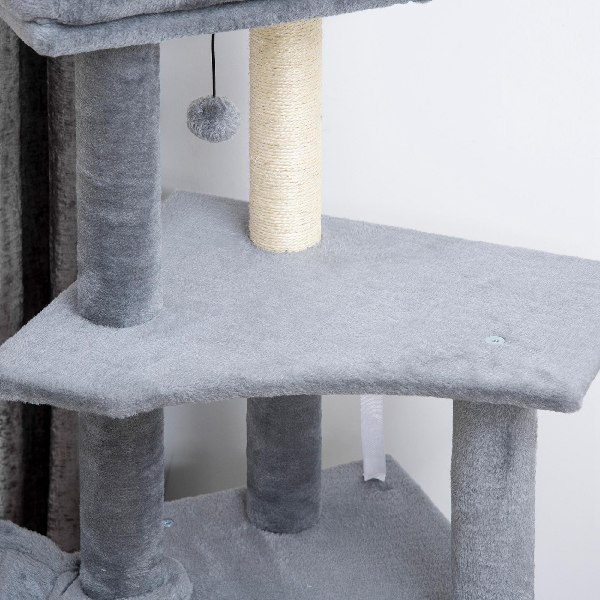Árbol rascador gris con poste de sisal, pelota de juguete y varias plataformas.