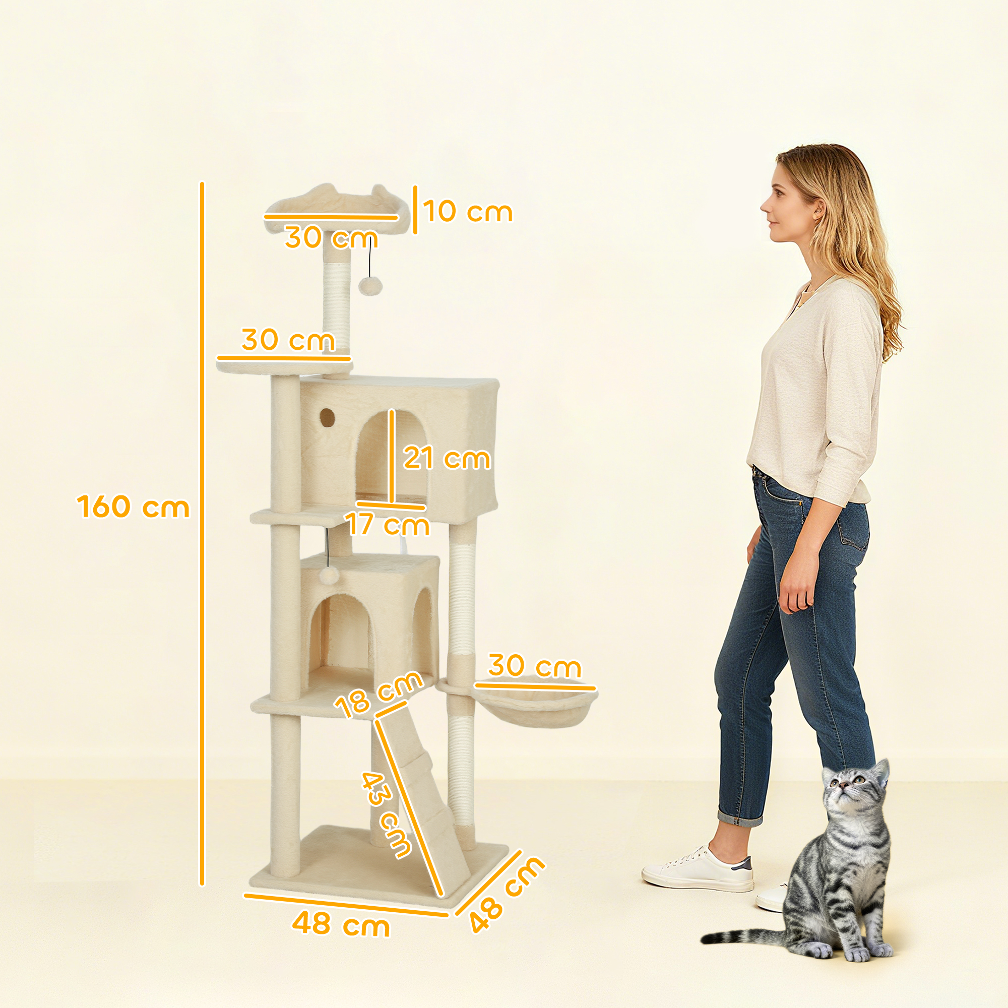Una mujer y un gato junto a un árbol para gatos beige con medidas.