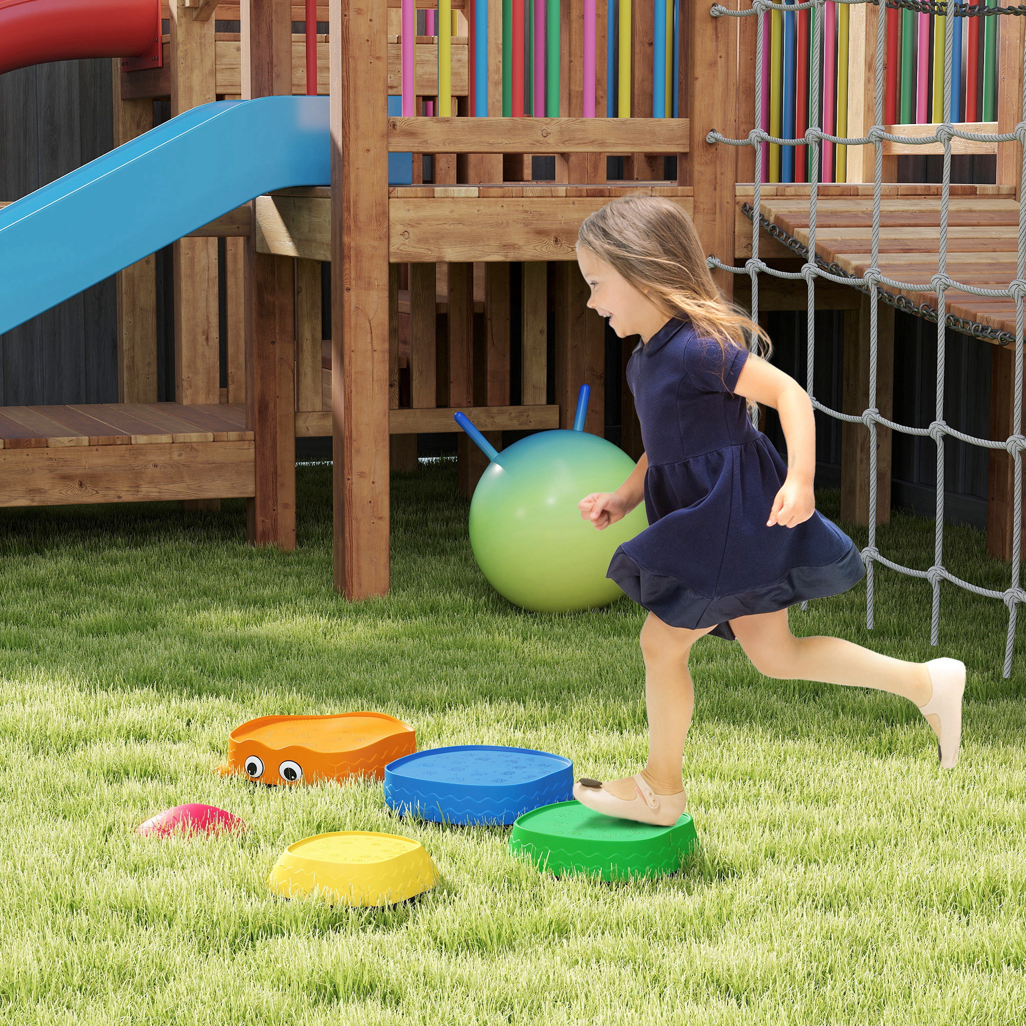 Una niña salta sobre bloques de colores en un parque infantil con tobogán.
