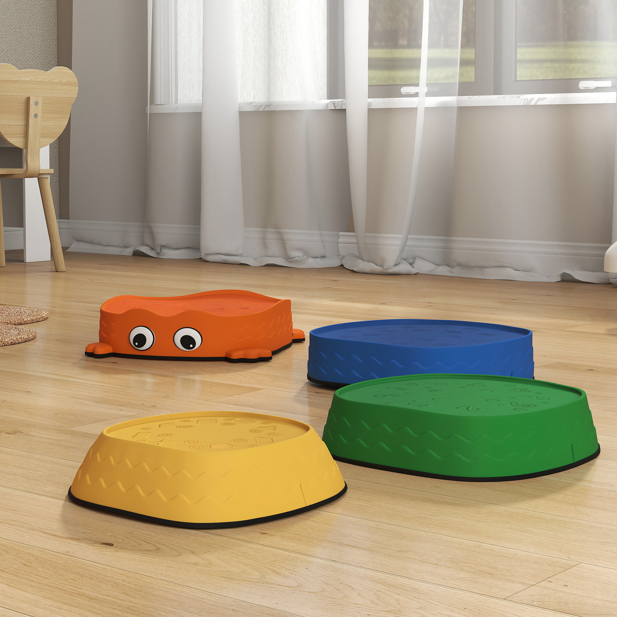 Cuatro plataformas de equilibrio coloridas con motivos de animales en suelo de madera.