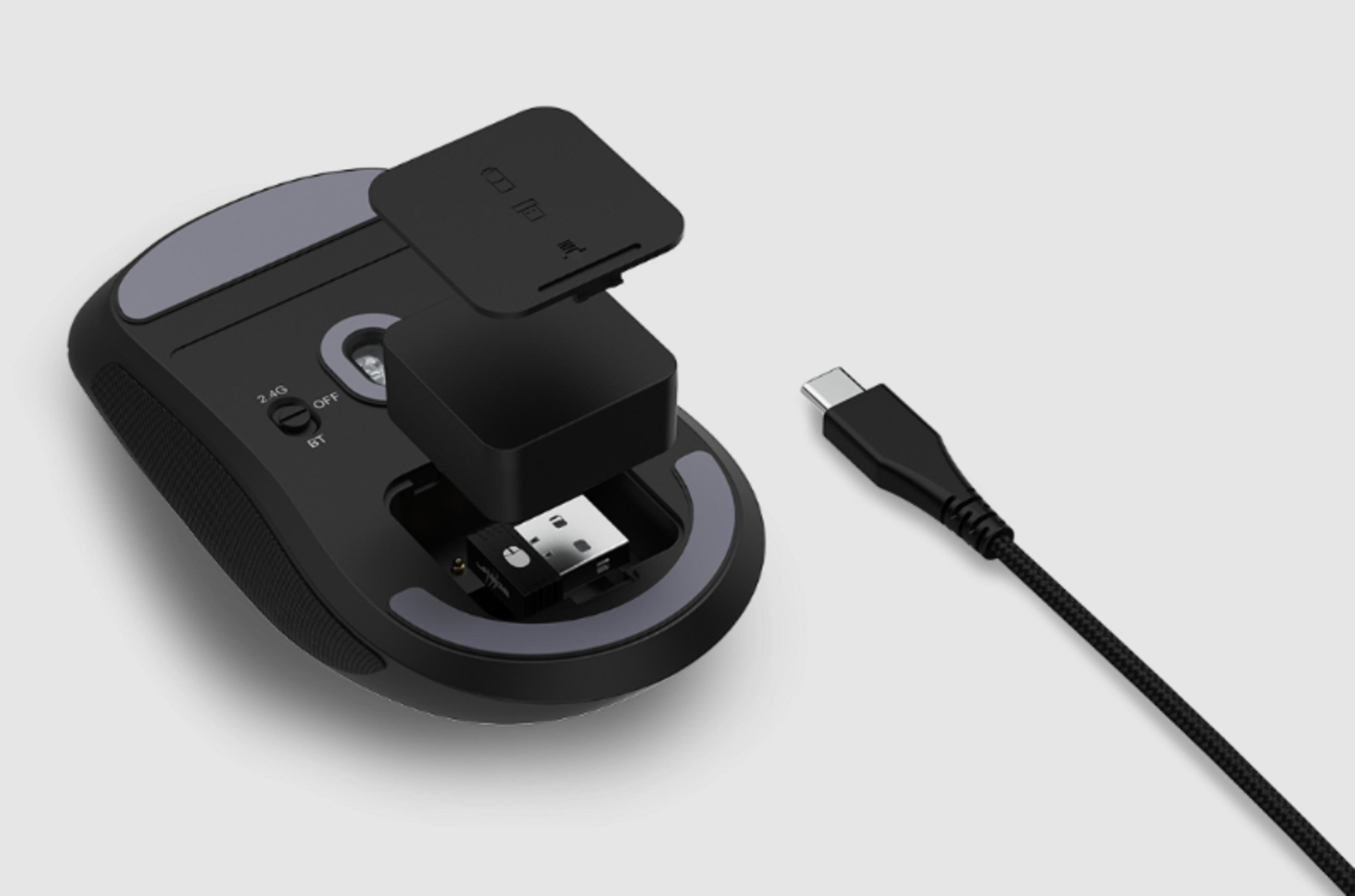 Mouse nero con cavo USB-C e vano per dongle.
