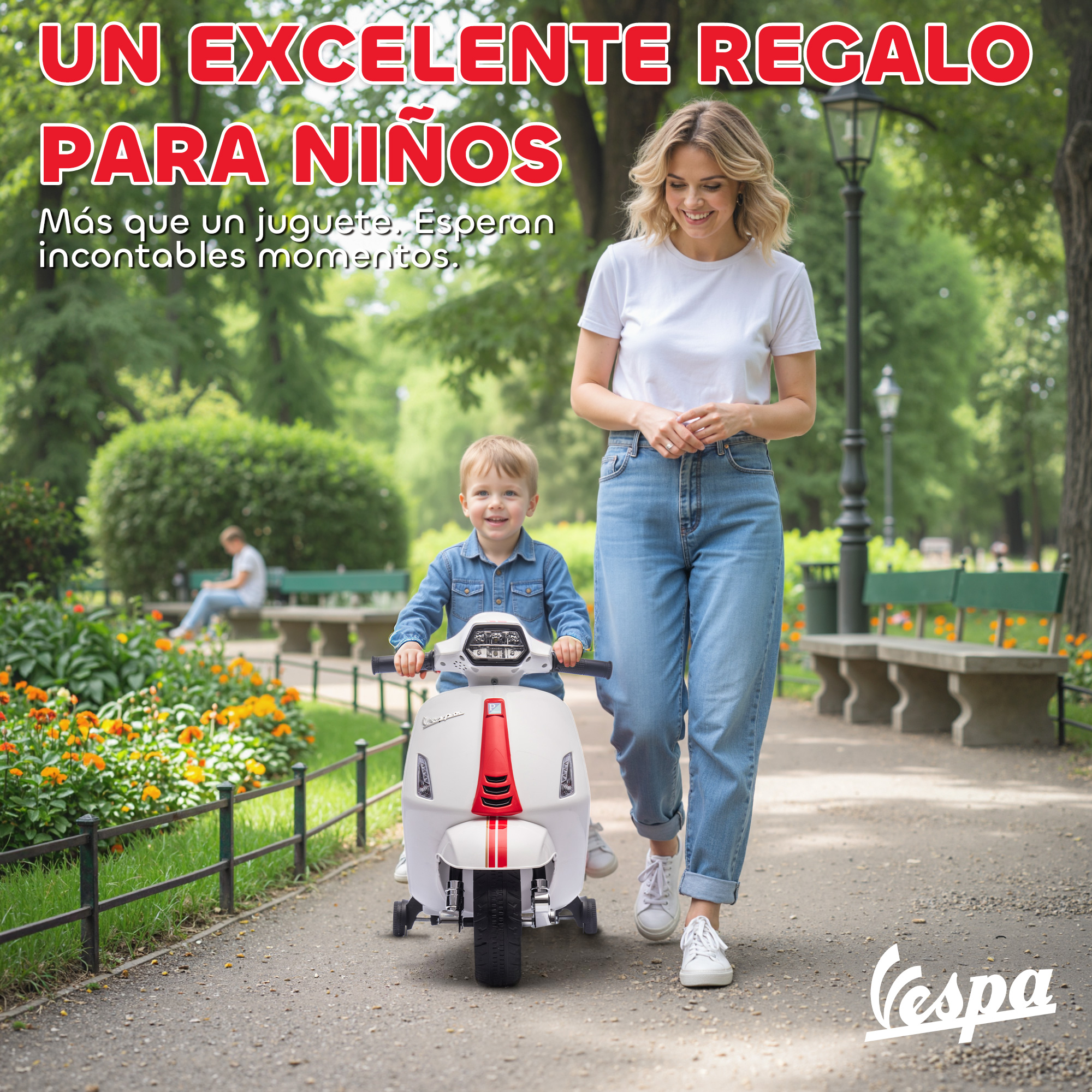 Mujer camina junto a un niño en un patinete de juguete en un parque.