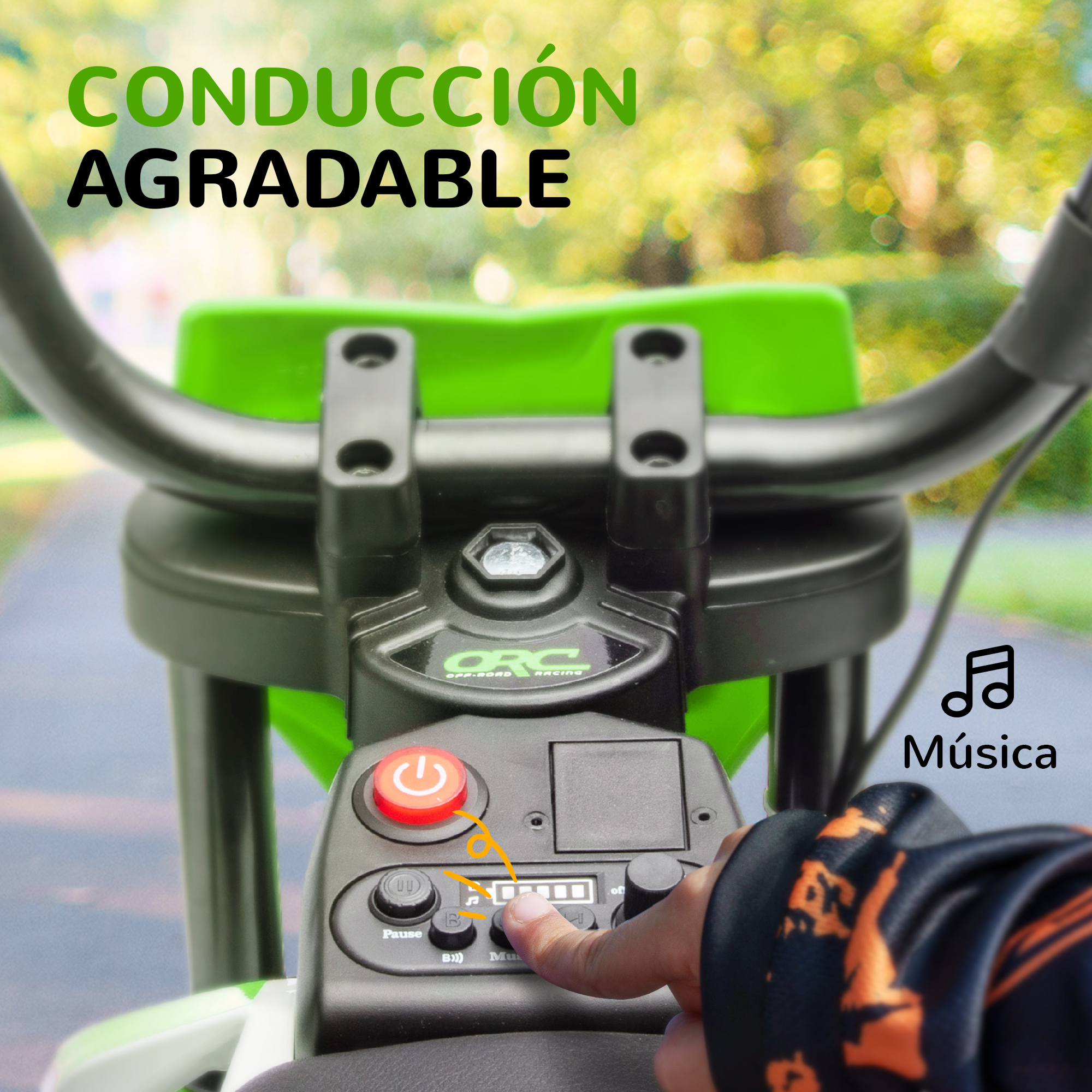 Primer plano del manillar de un patinete eléctrico verde. Una mano pulsa un botón en el panel.
