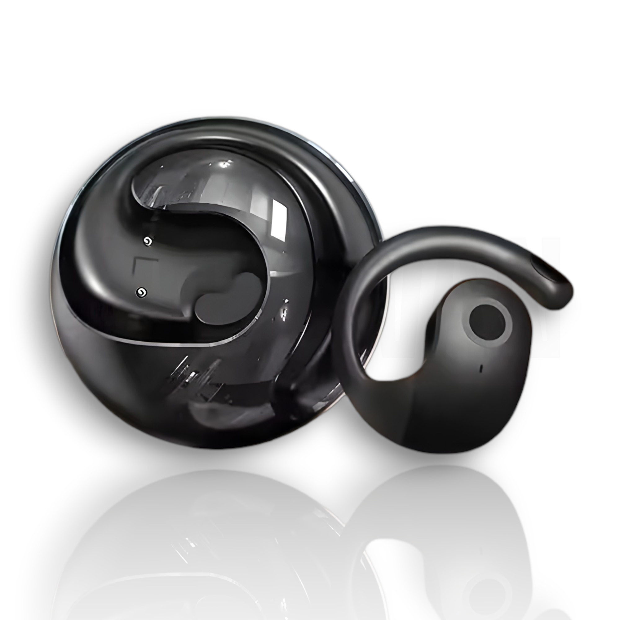 Auriculares inalámbricos negros y estuche de carga sobre fondo blanco.