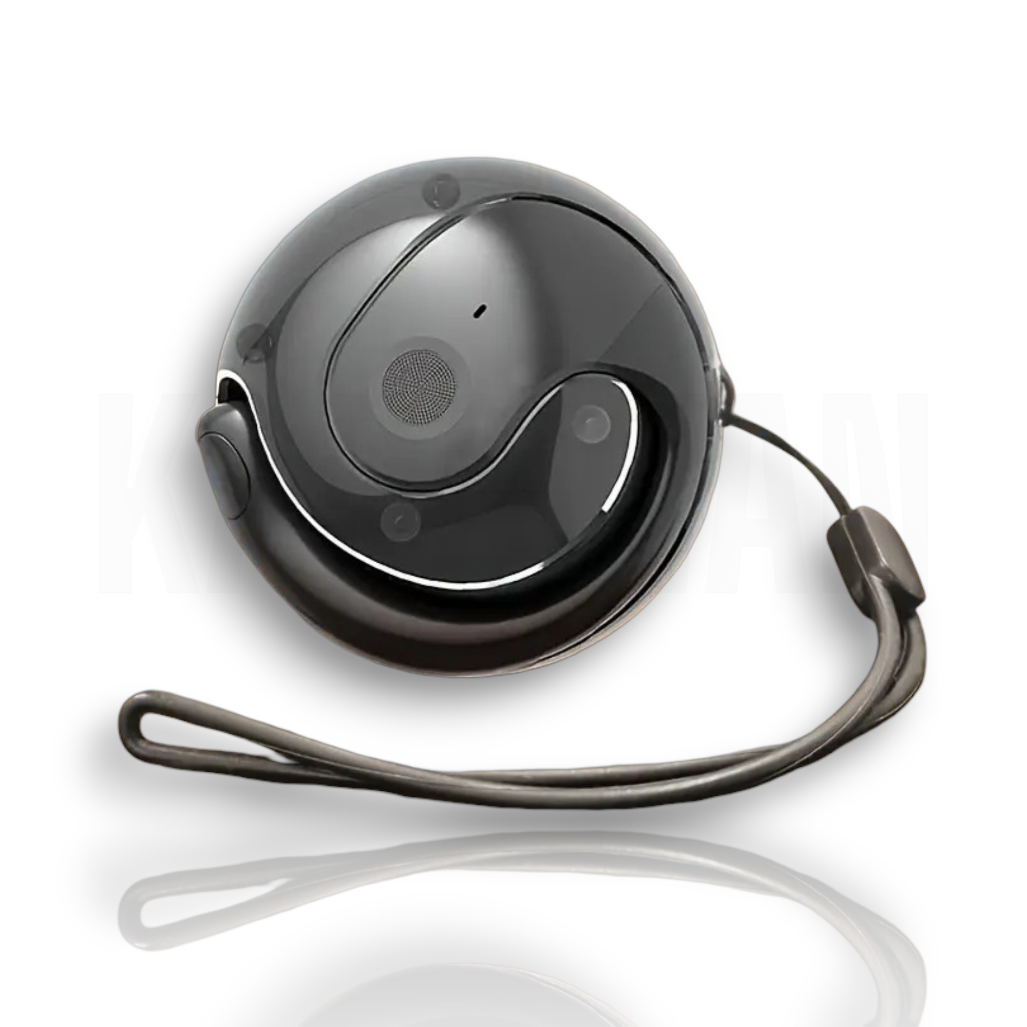 Un dispositivo redondo y negro con un cordón yace sobre un fondo blanco con reflejo.