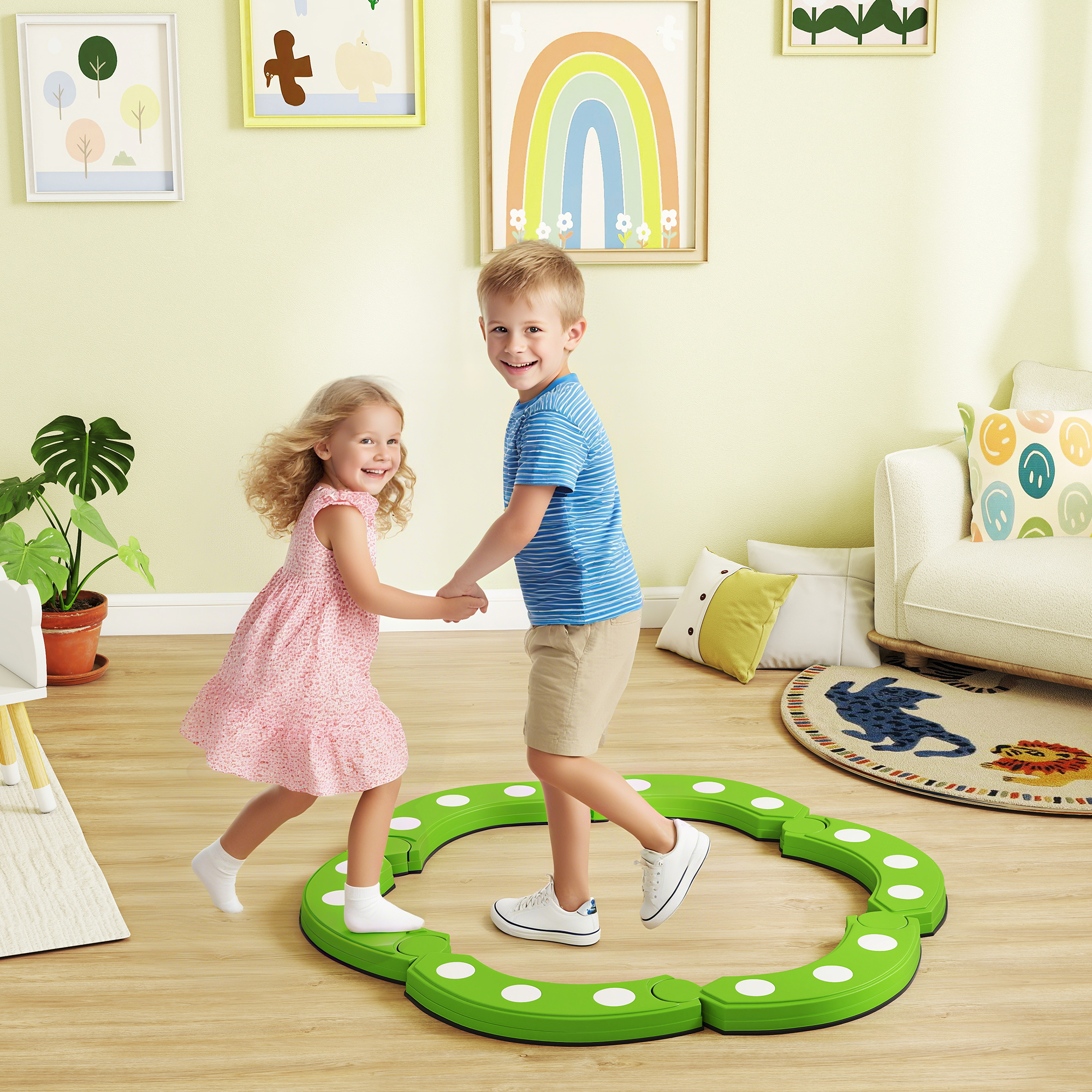 Un niño y una niña se toman de la mano en un camino de equilibrio verde con puntos blancos.