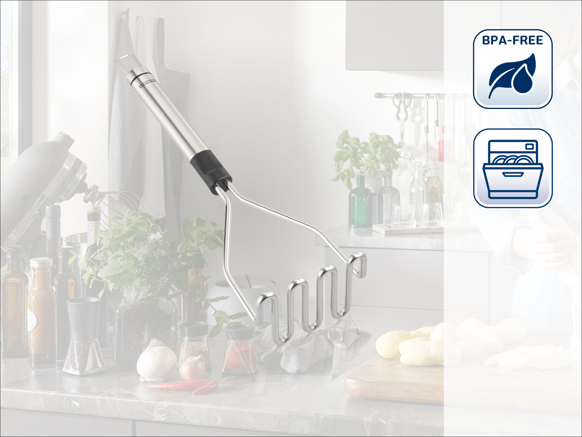 Edelstahl Kartoffelstampfer mit schwarzem Griff auf einer Küchenarbeitsplatte.