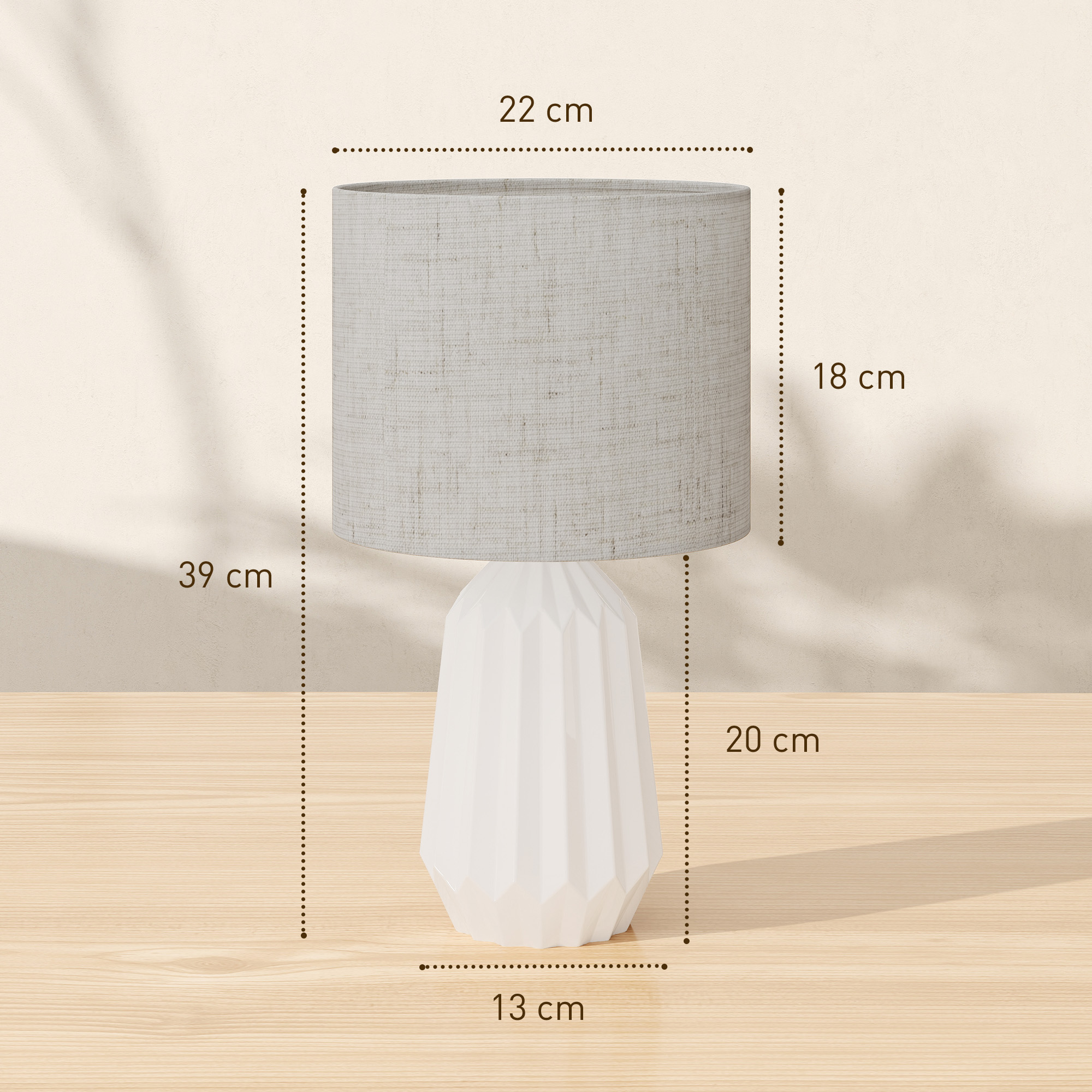 Lámpara blanca con pantalla de tela sobre mesa de madera. Medidas.