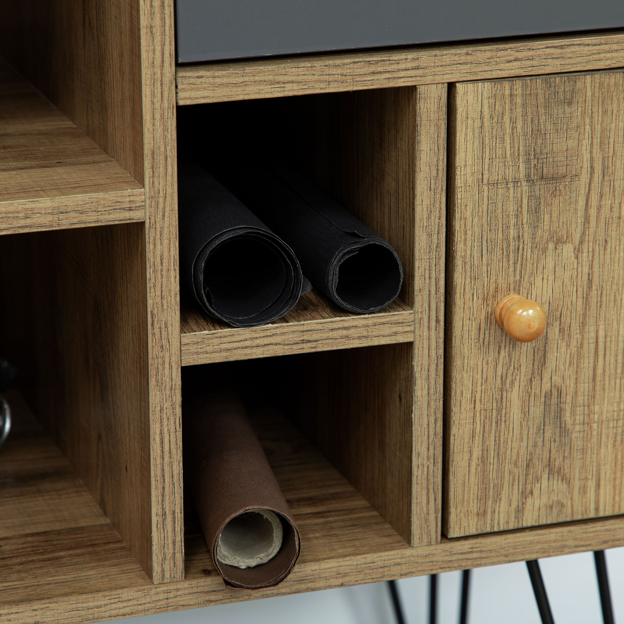Mueble de madera con cajón y rollos de papel en los estantes.