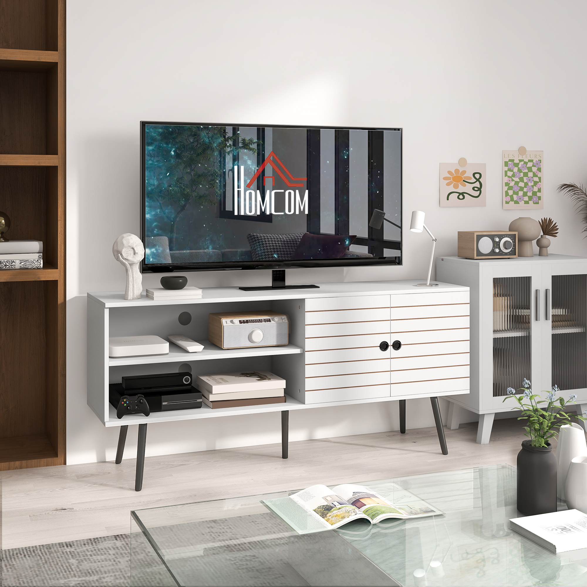 Una sala de estar moderna con mueble de TV blanco, TV, libros y decoración.