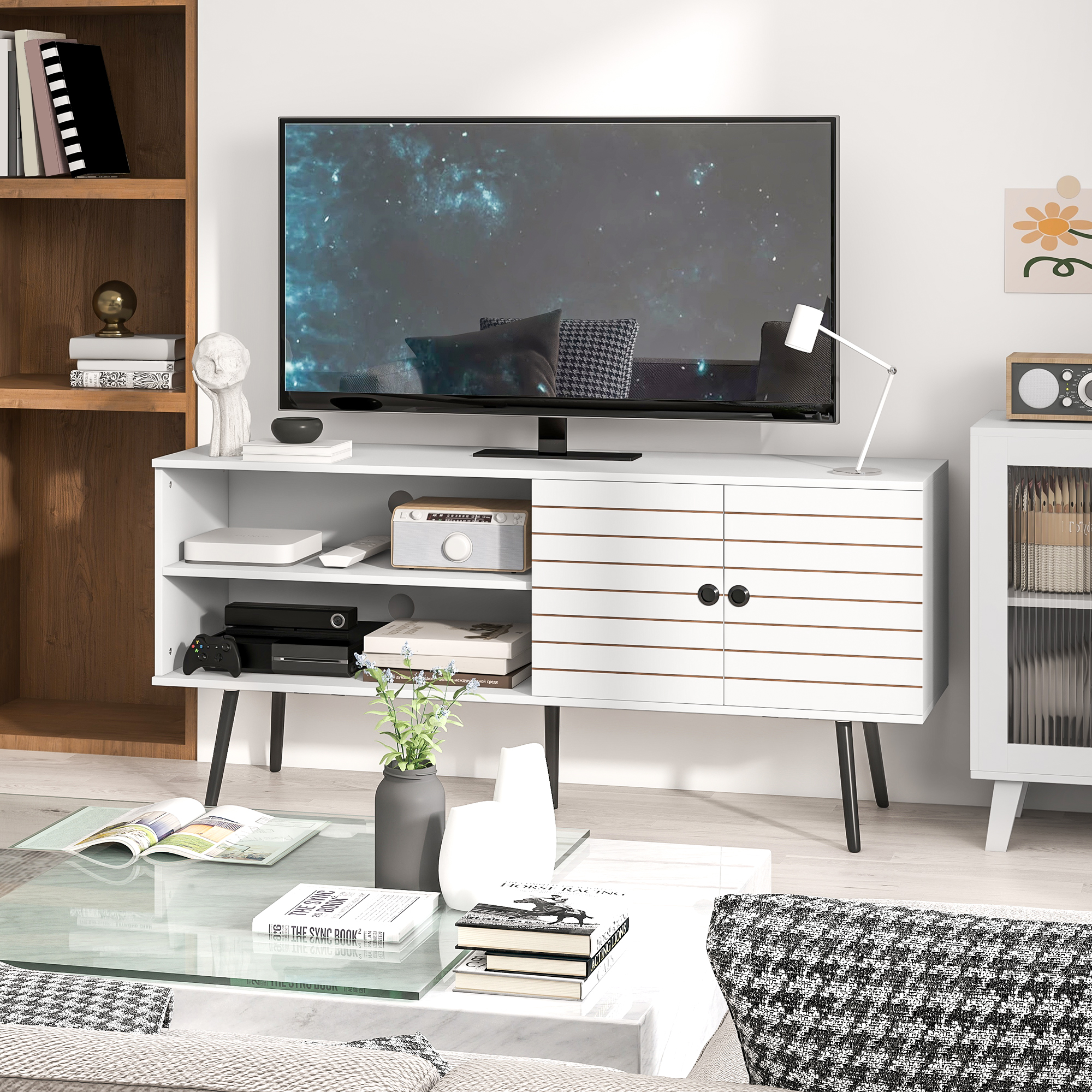 Una sala de estar con un televisor sobre un mueble blanco y una mesa de centro de cristal.