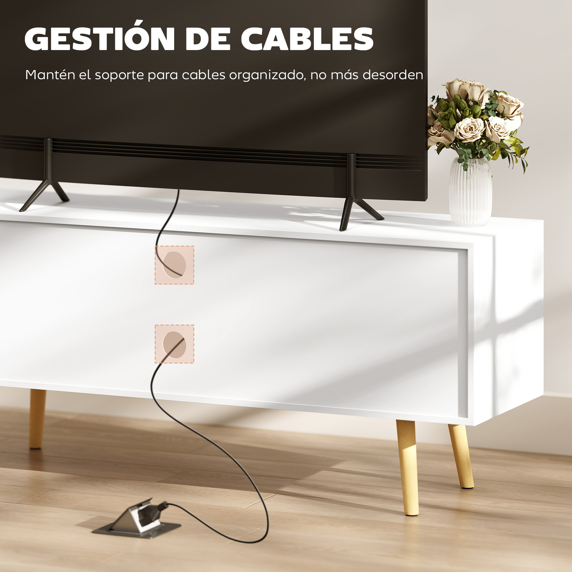 Un mueble de TV blanco con arreglo floral y gestión de cables.