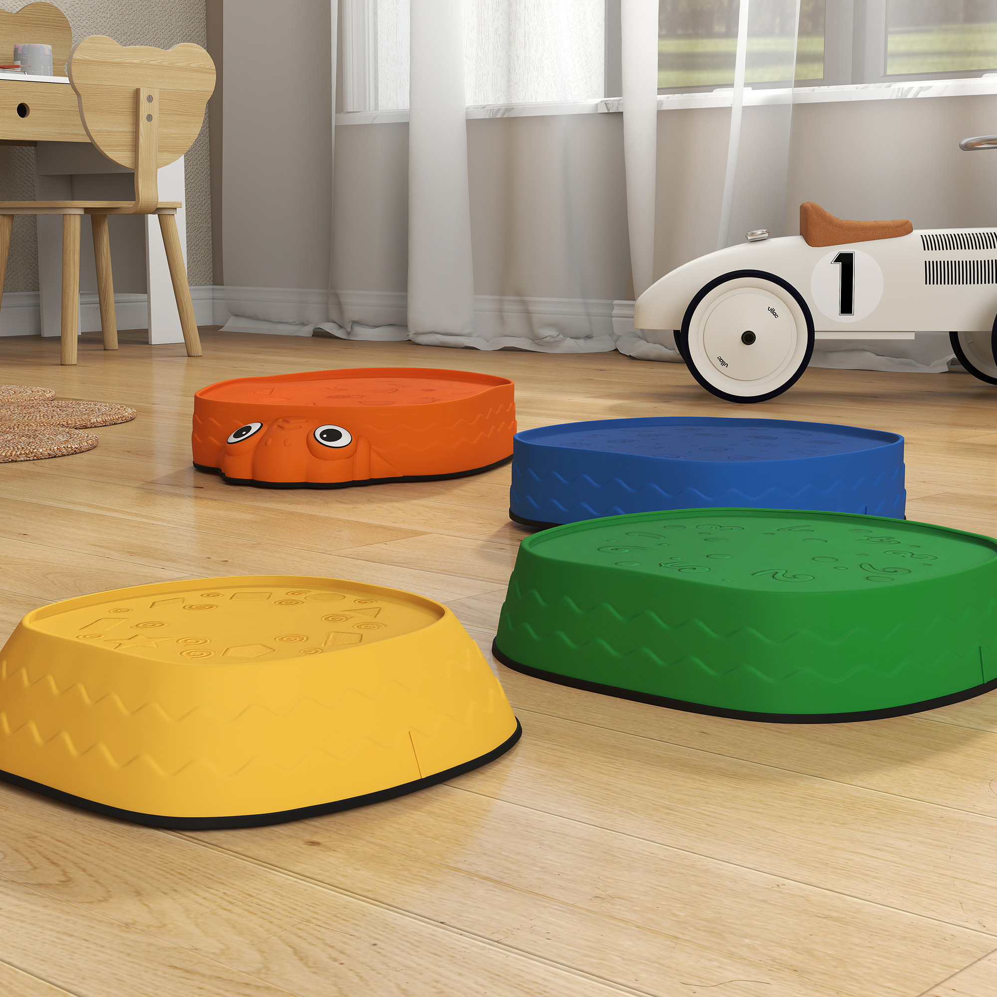 Cuatro baldosas coloridas en un suelo de madera, una con forma de pez.