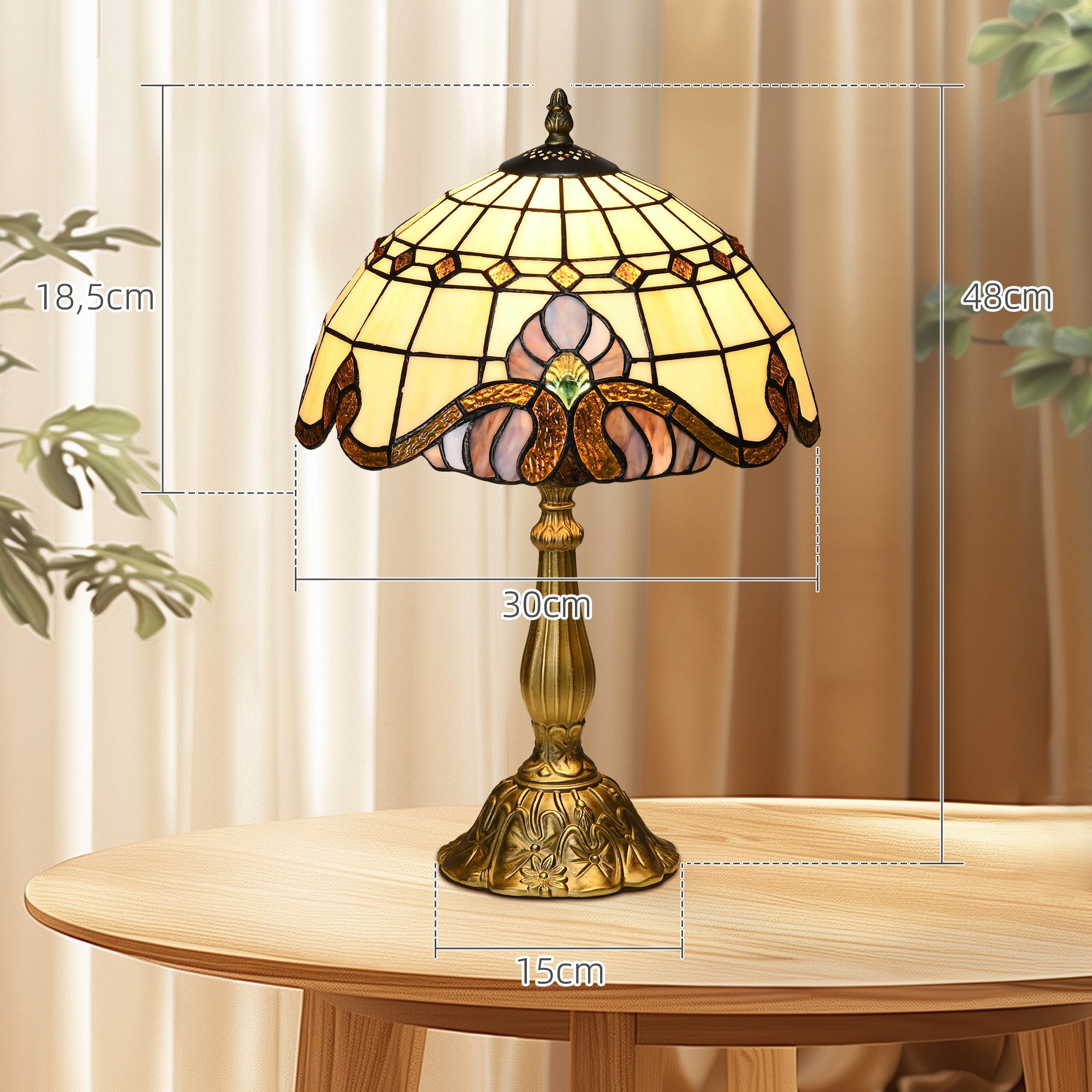 Una lámpara de mesa Tiffany con cristal amarillo y estampado floral sobre mesa de madera.