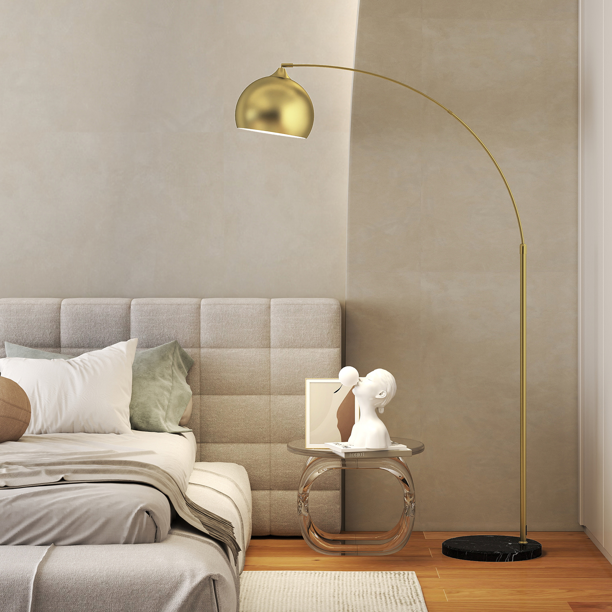 Una lámpara de arco dorada sobre una cama con almohadas, una mesita y una escultura.