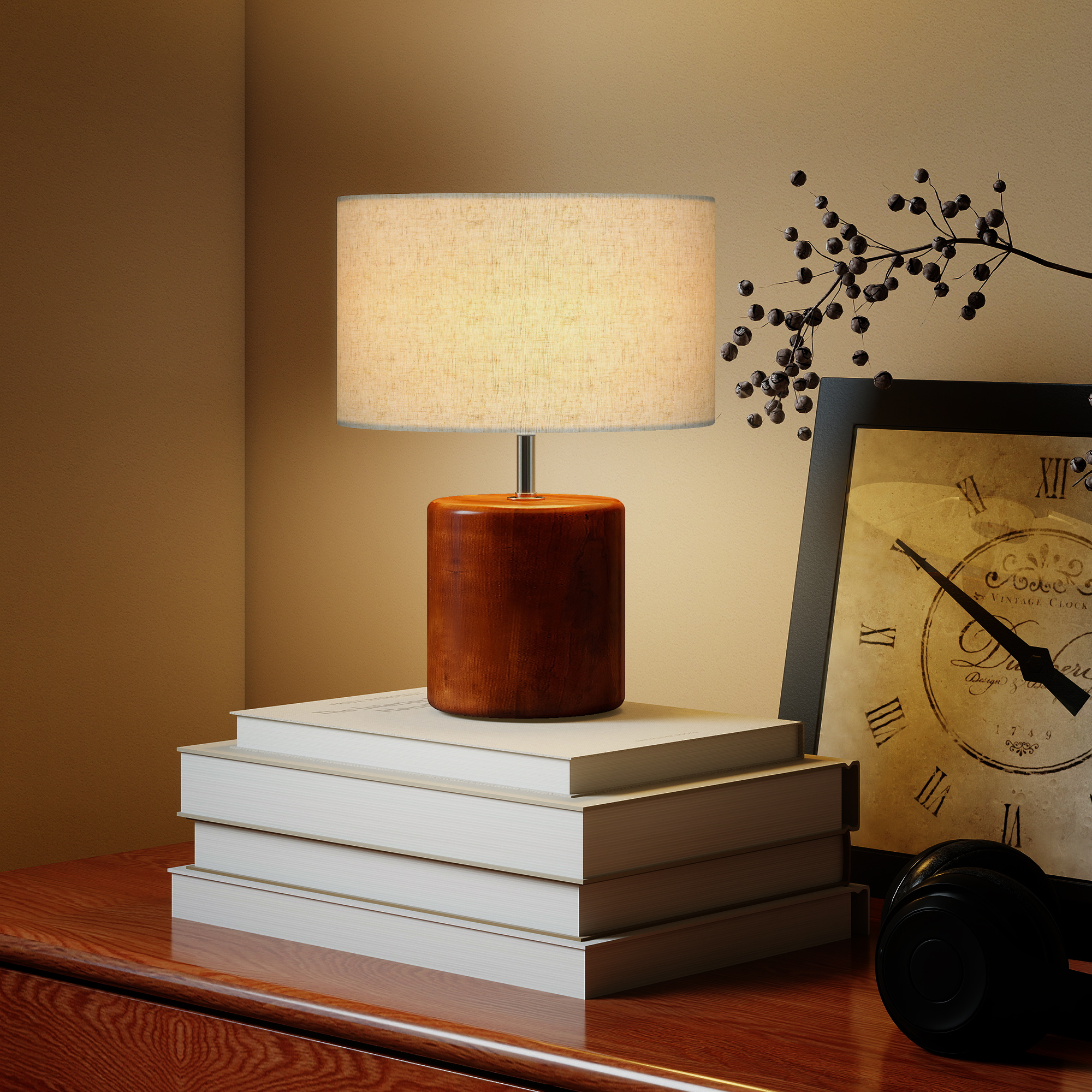 Una mesita de noche con lámpara, libros, reloj y auriculares.