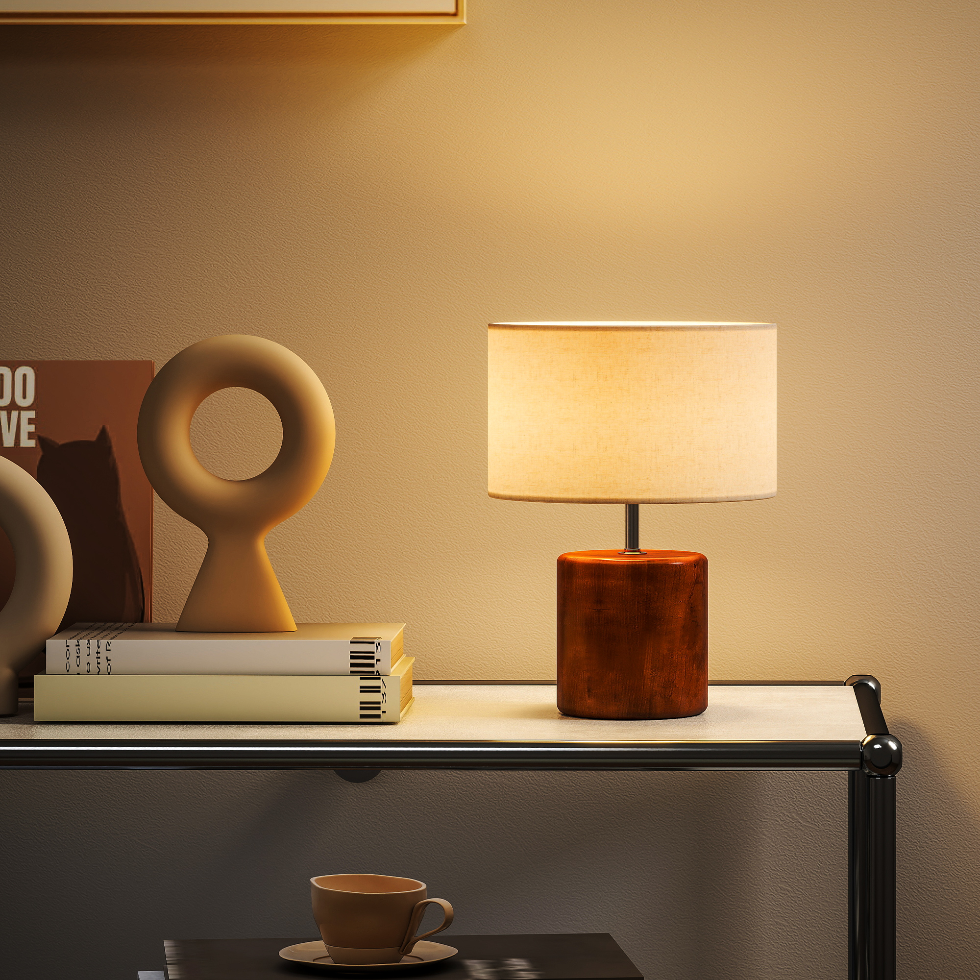 Una mesita de noche con lámpara, libros y objetos decorativos.