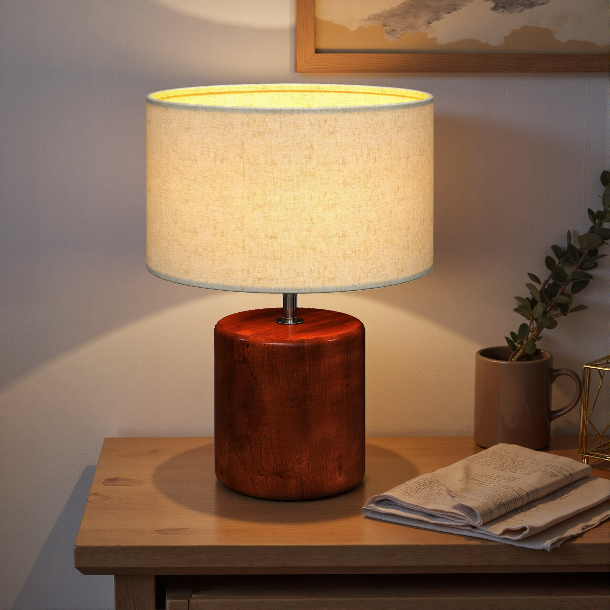 Una lámpara con base de madera y pantalla clara sobre una mesita de noche.