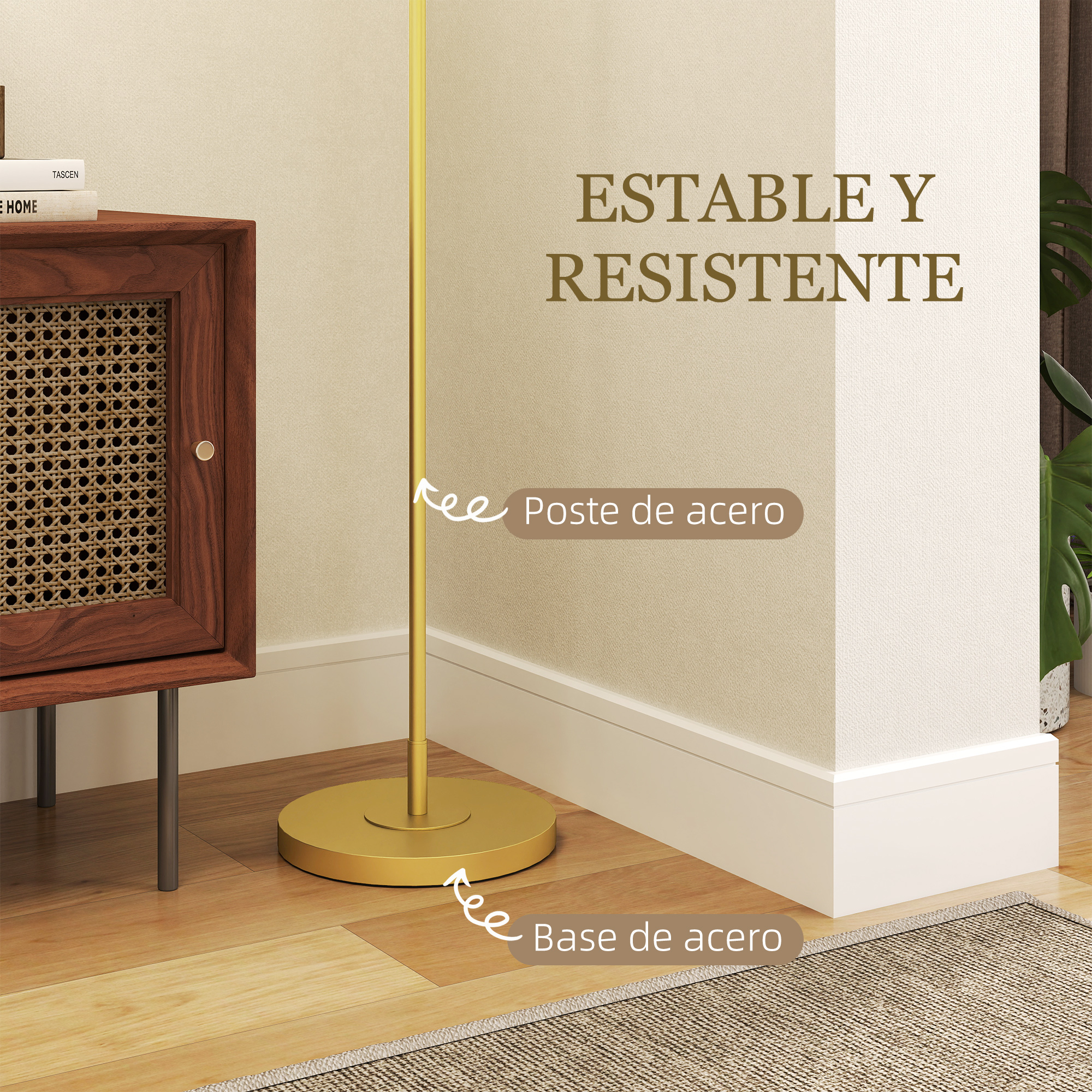 Lámpara de pie dorada con base redonda junto a muebles de madera.