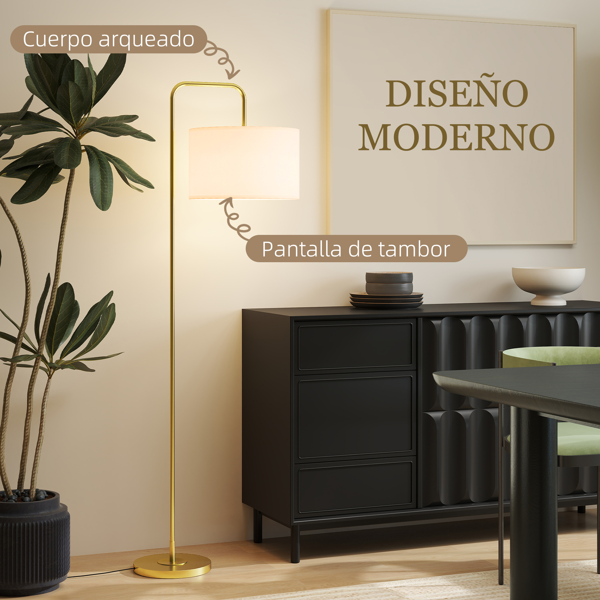 Lámpara dorada de arco junto a mueble negro con plantas y cuadros.