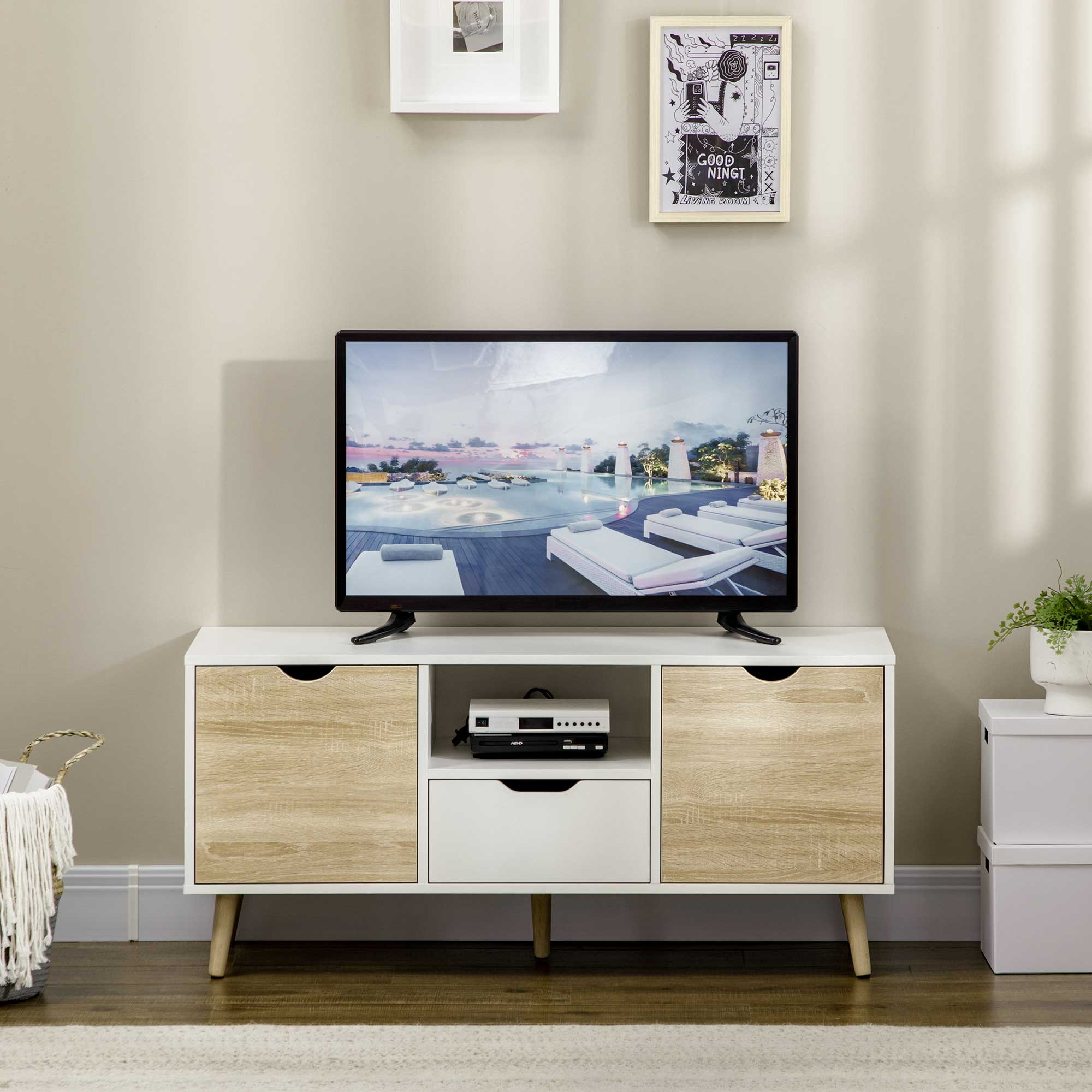 Mueble de TV moderno con detalles de madera, con un televisor que muestra una piscina.