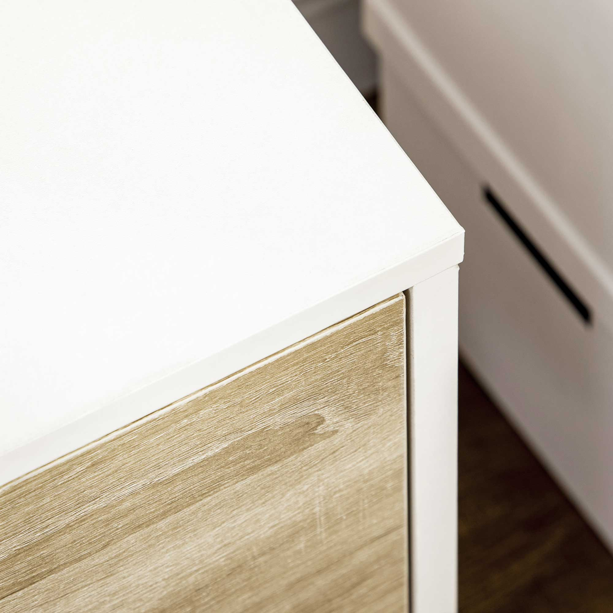 Gabinete blanco con cajón de patrón de madera, primer plano.