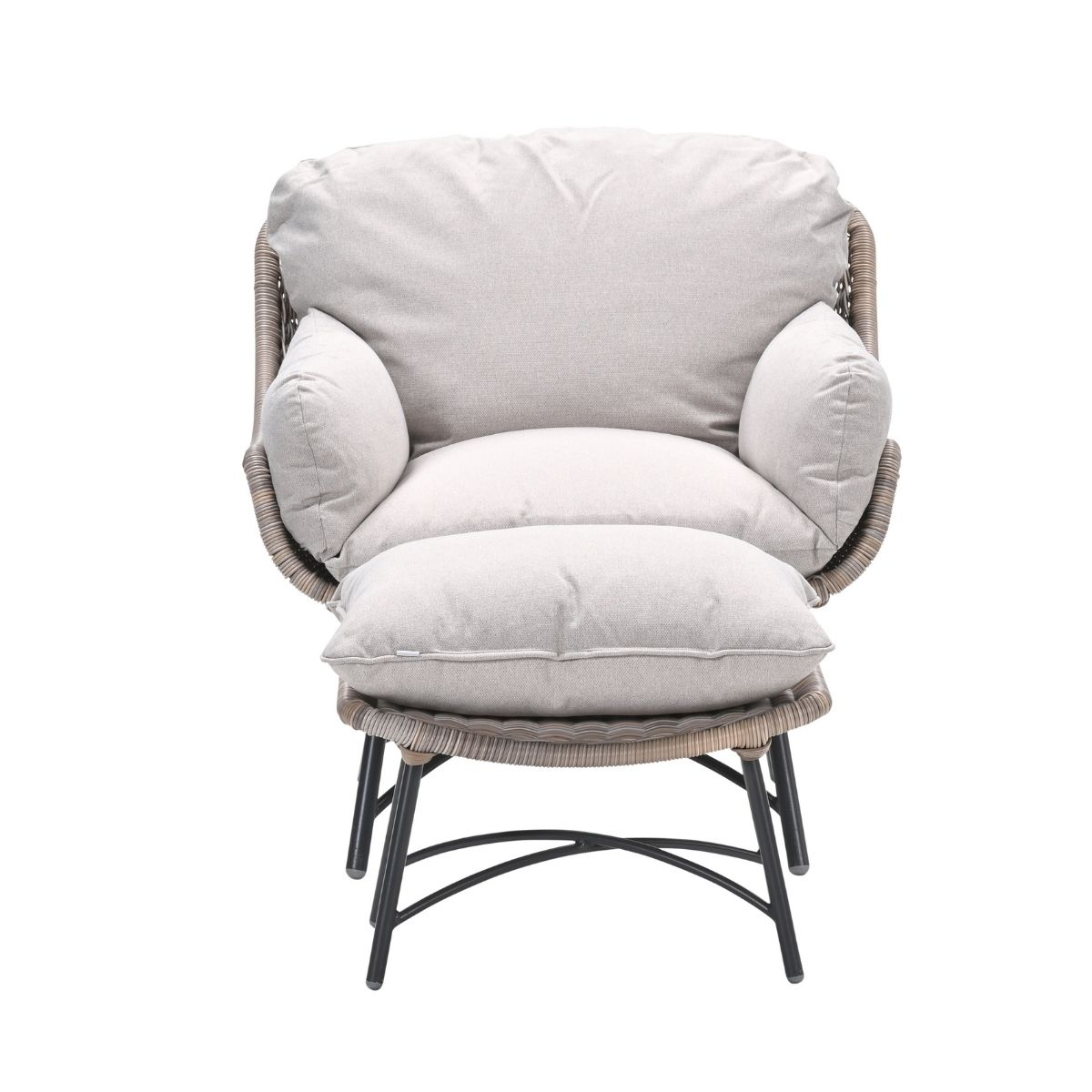 Een beige fauteuil met rotan frame en metalen poten staat op zichzelf.