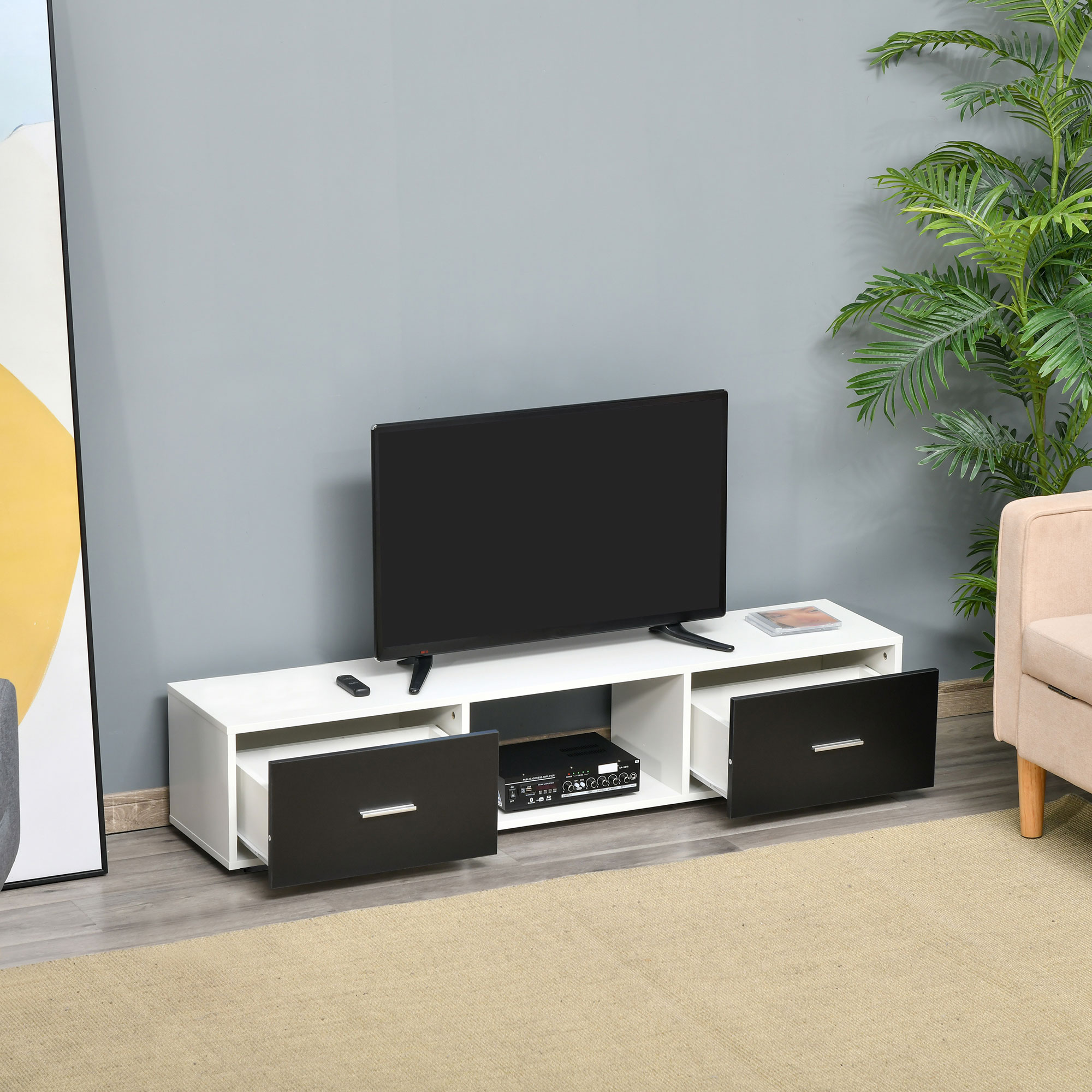 Un moderno mueble de TV blanco con cajones negros, un televisor negro y un amplificador.