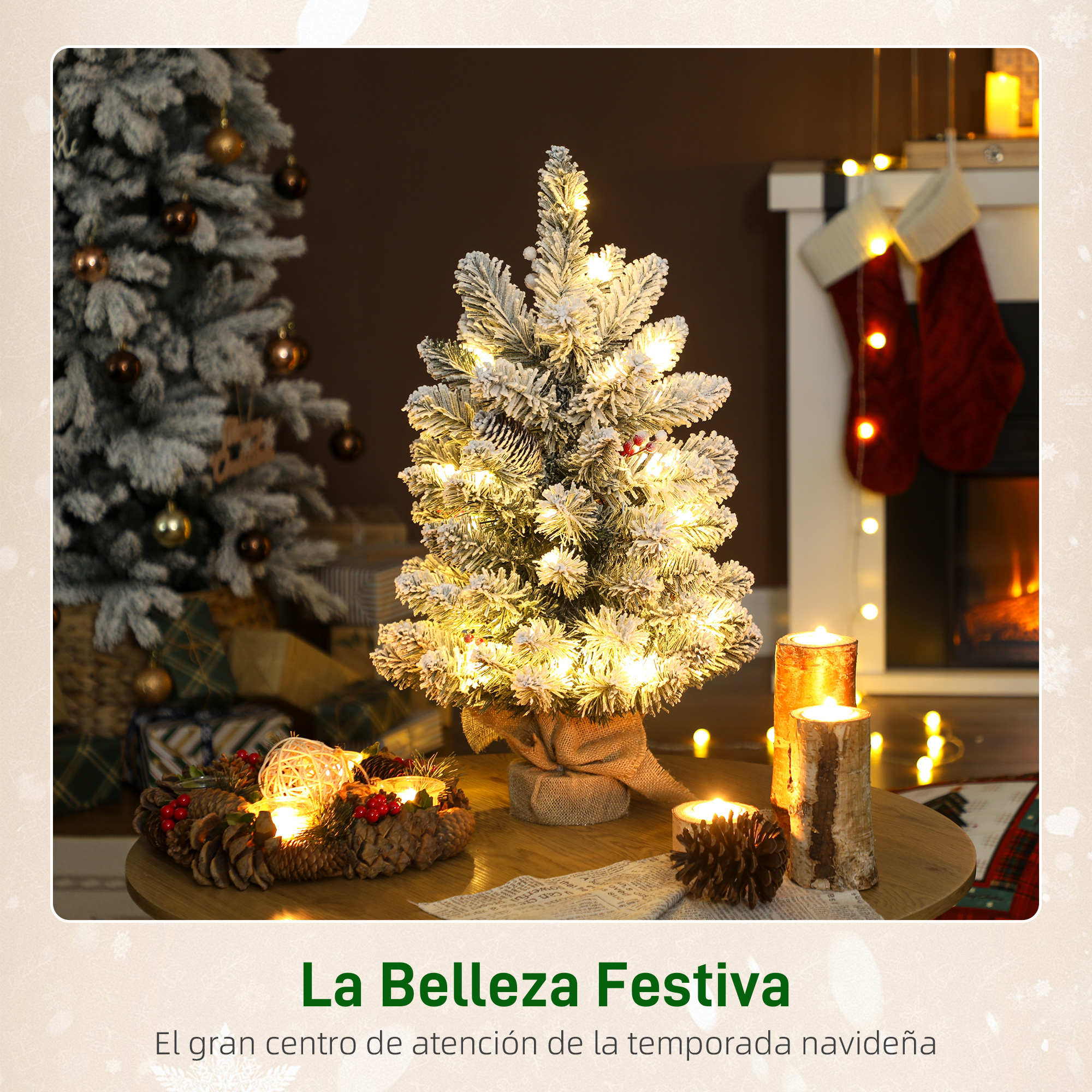 Un árbol de Navidad iluminado con luces y piñas se sienta en una mesa de madera.