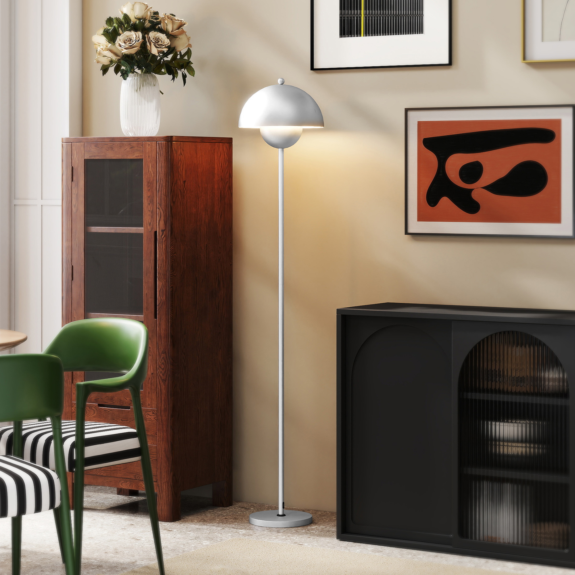 Una habitación luminosa con armarios de madera, sillas verdes y arte en la pared.