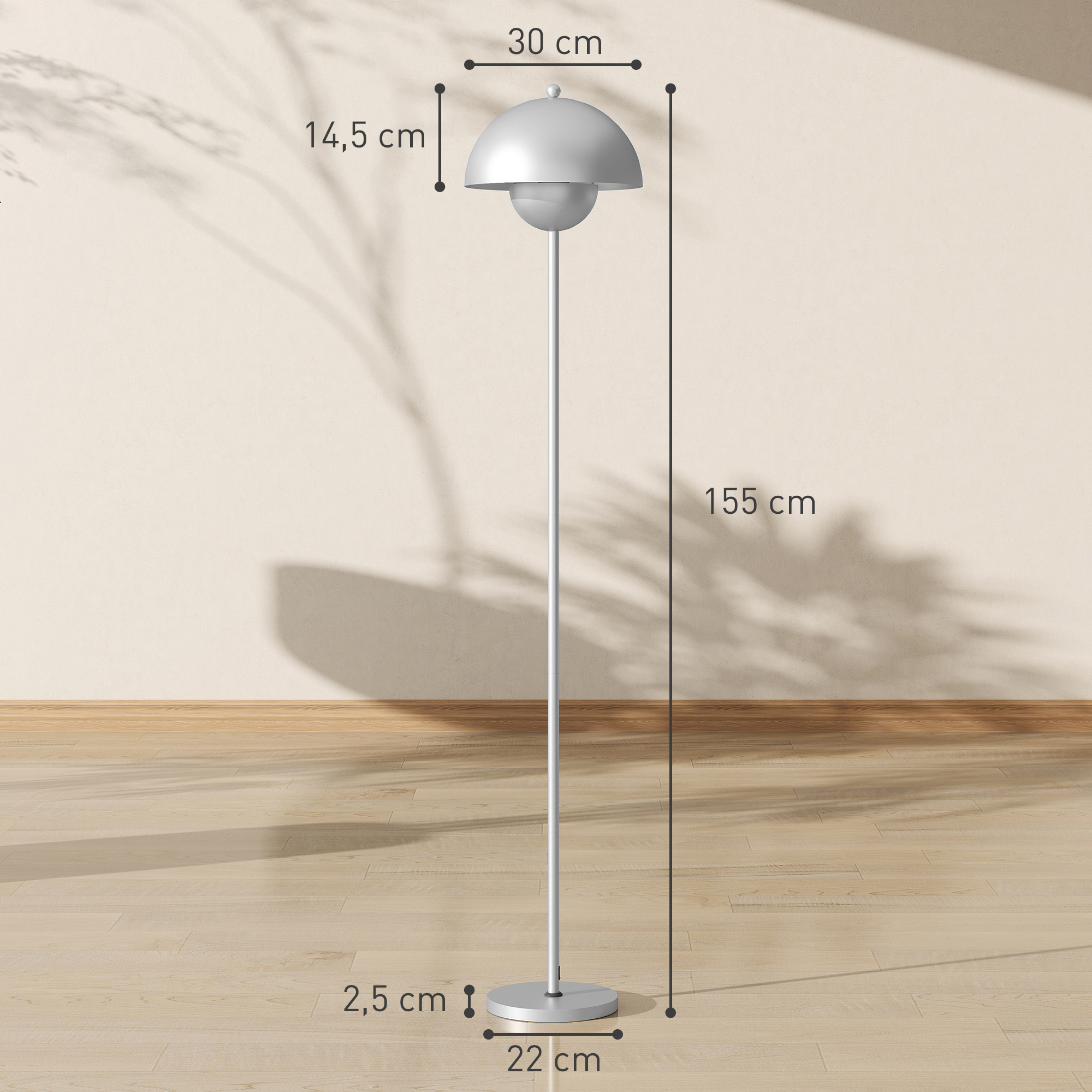 Una lámpara de pie plateada con base redonda y pantalla en forma de cúpula.