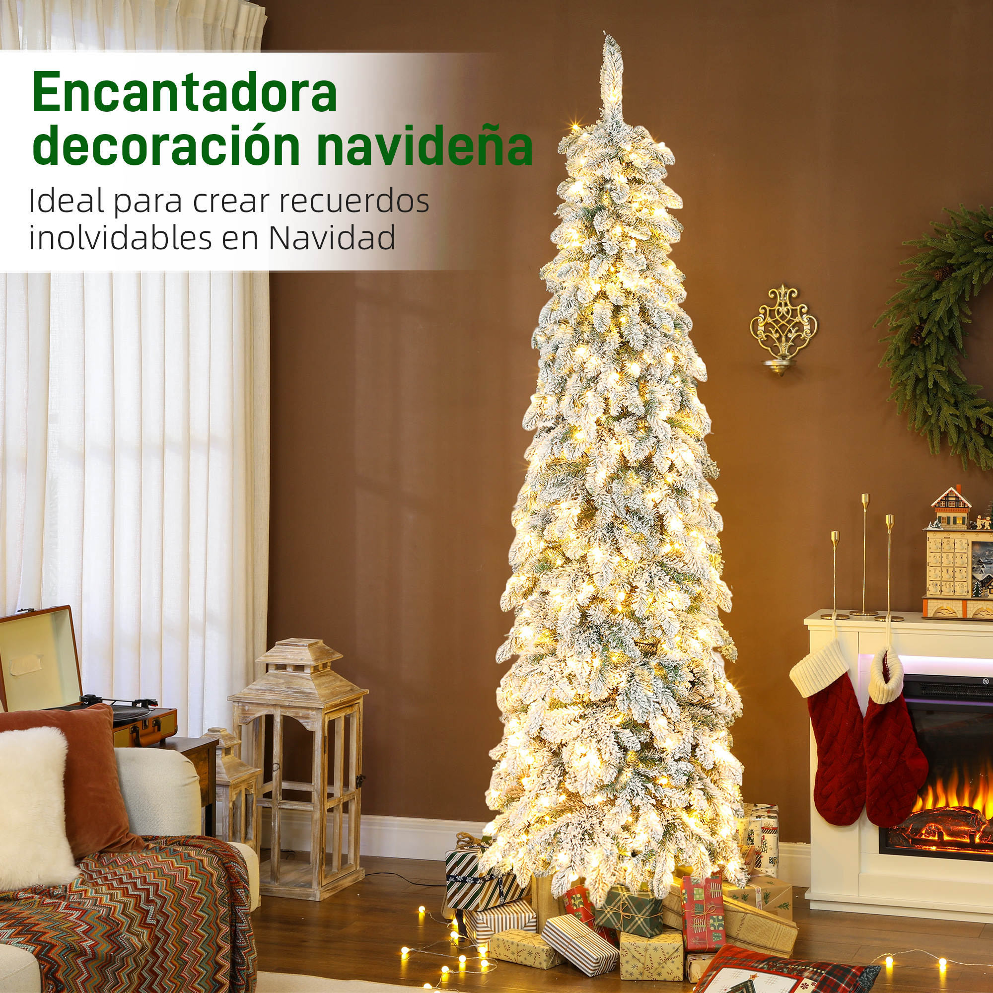 Un árbol de Navidad iluminado y nevado junto a una chimenea con calcetines rojos.