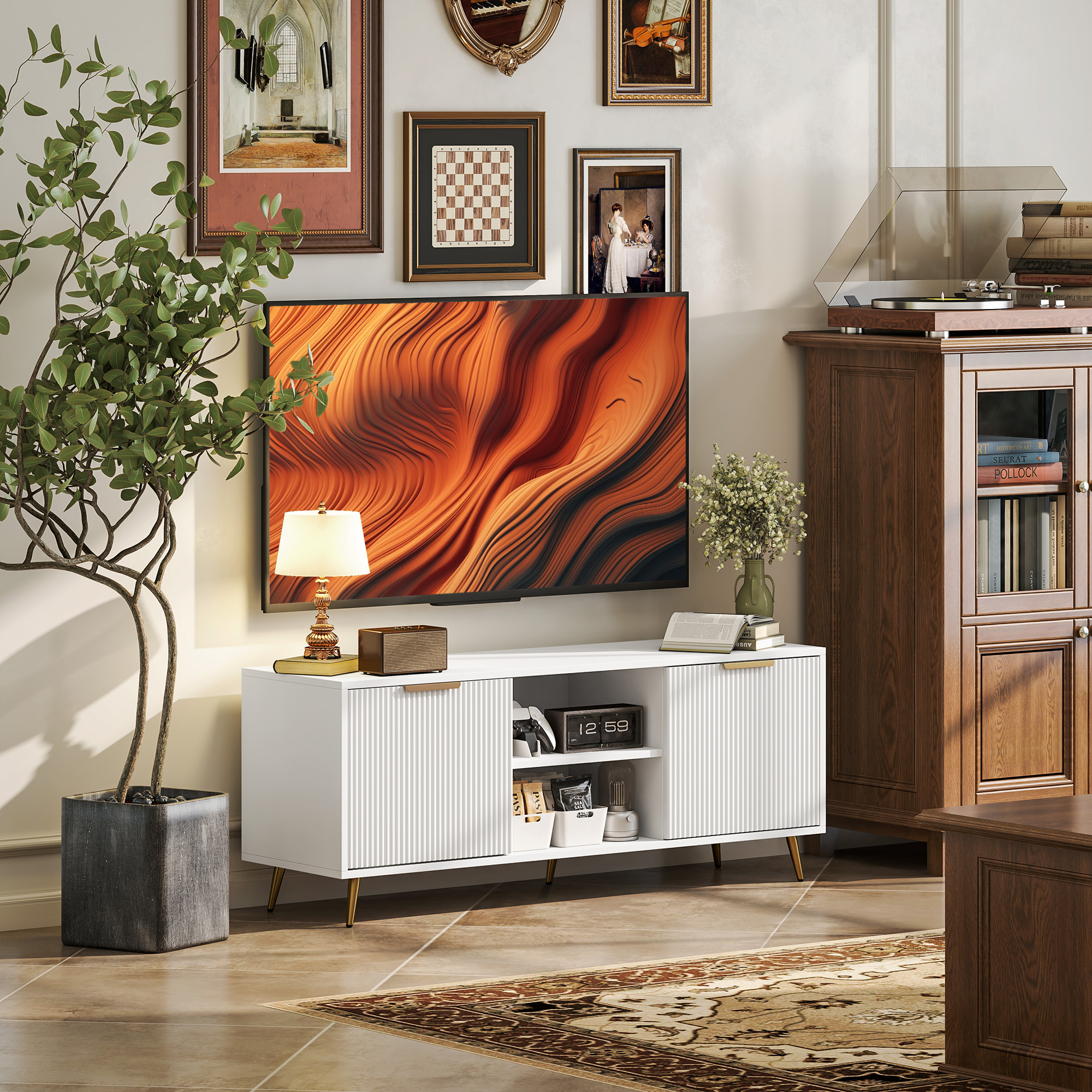 Una sala de estar con un mueble de TV blanco, televisor grande, plantas y arte enmarcado.
