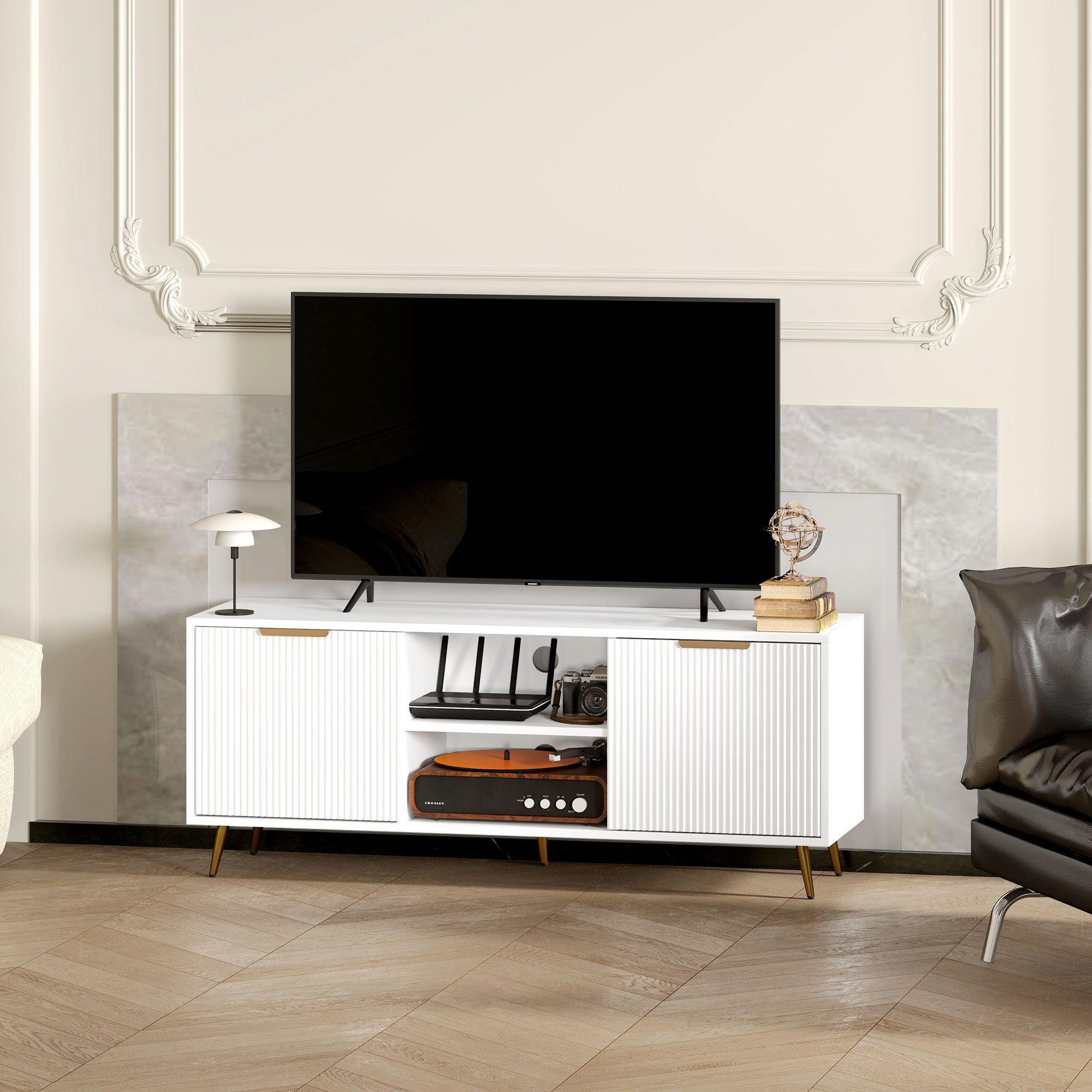 Un mueble de TV blanco moderno con televisión, tocadiscos, cámara y lámpara.