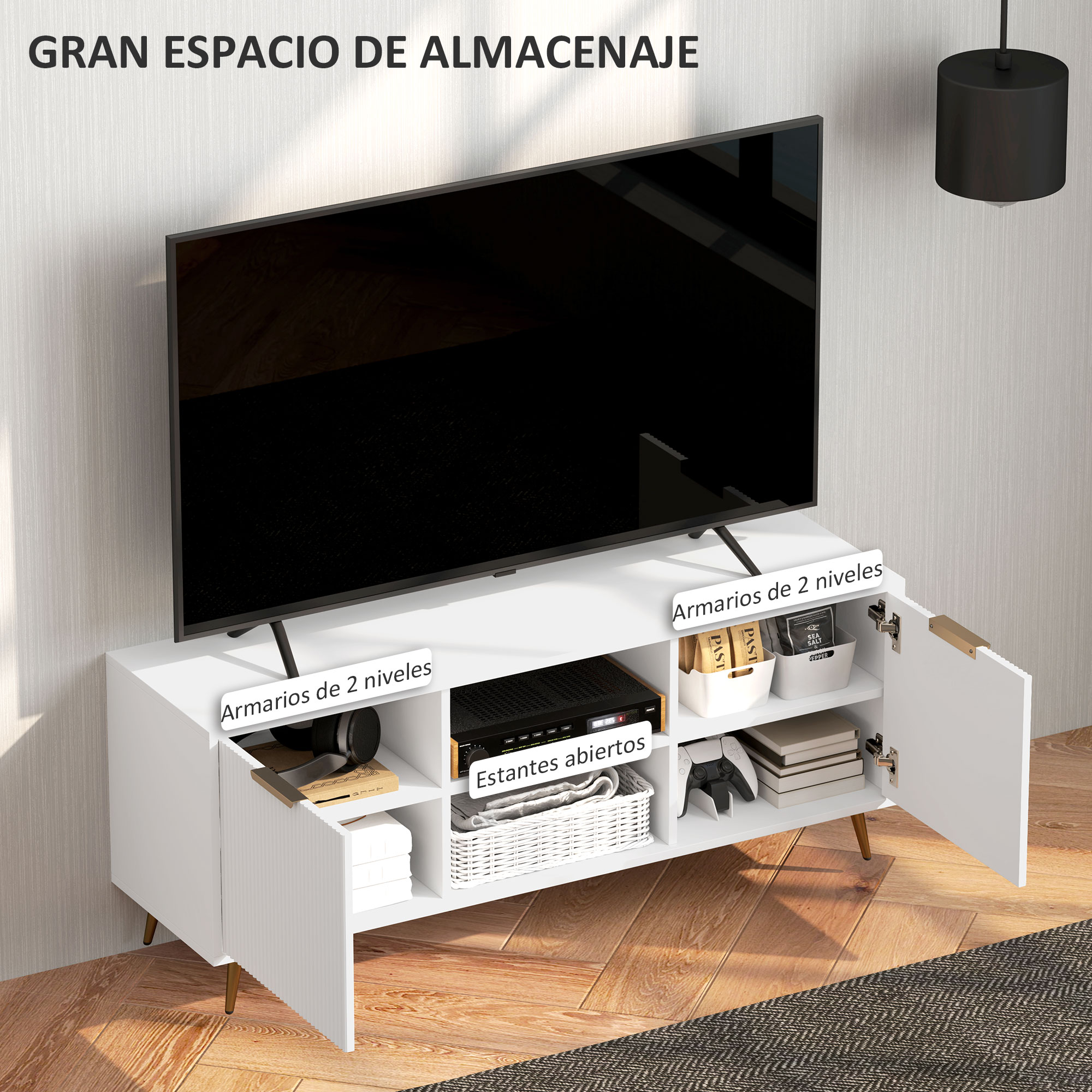 Un moderno mueble de TV blanco con estantes abiertos y armarios cerrados.