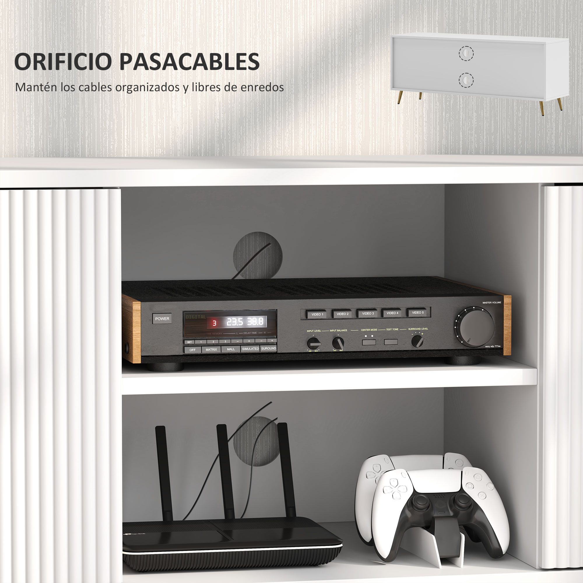 Un receptor negro con ribete de madera, router y mandos blancos en estantes blancos.