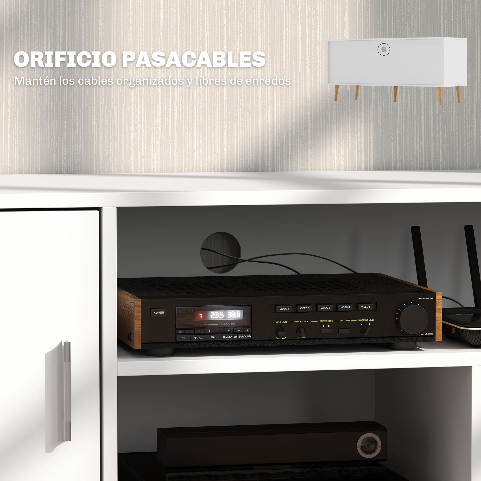 Un receptor AV negro con ribete de madera y pantalla digital se sienta en un estante blanco.