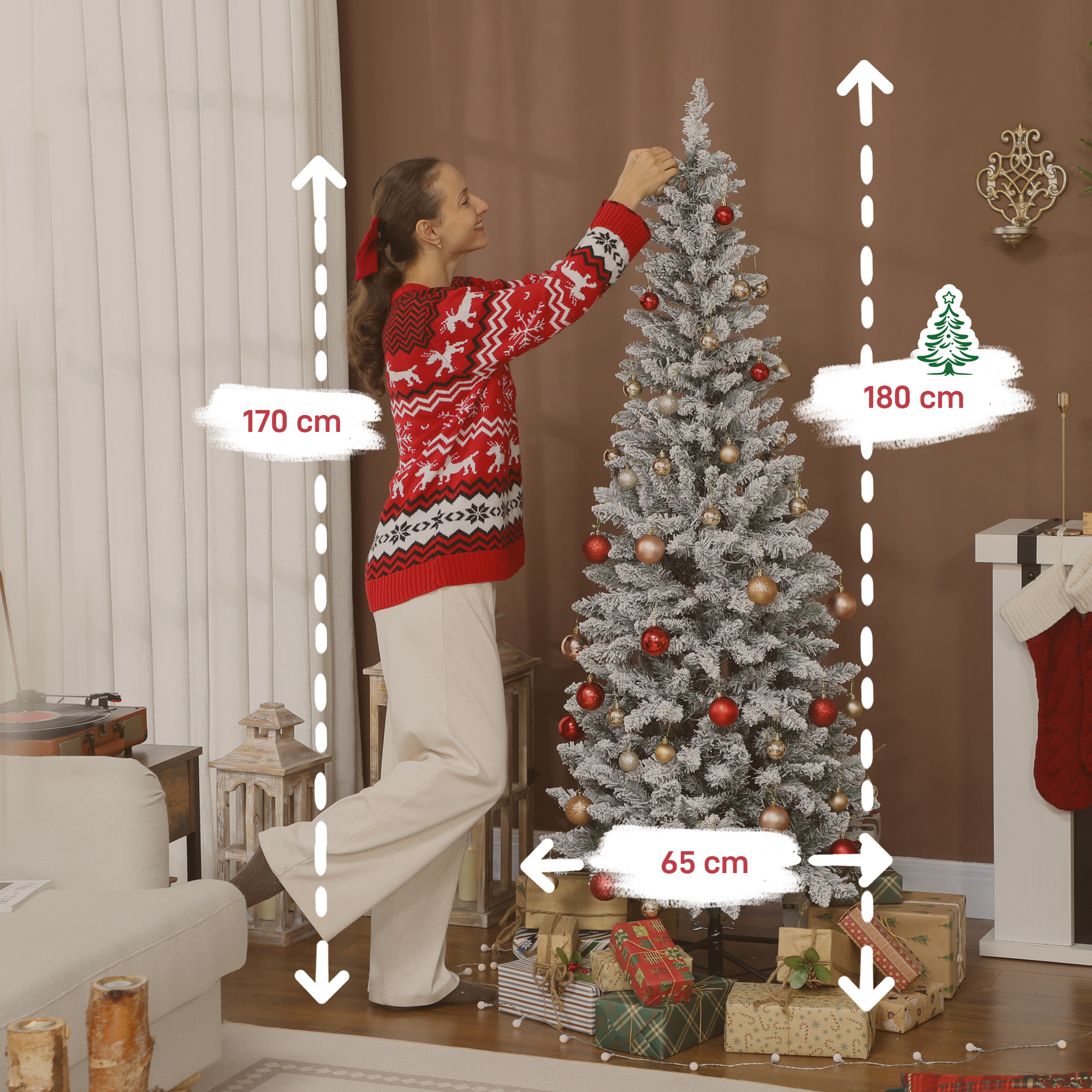 Una mujer con un suéter rojo decora un árbol de Navidad blanco con adornos.