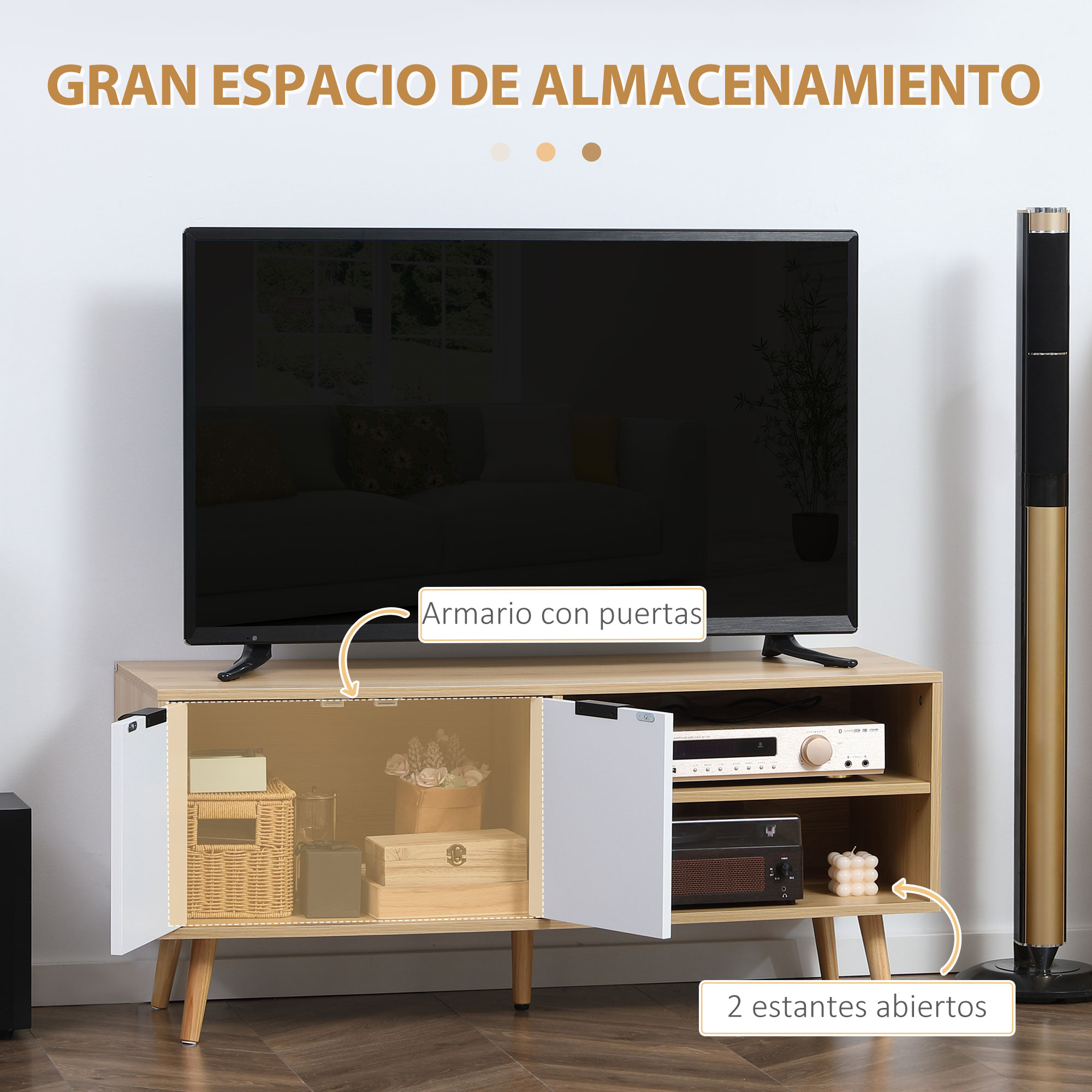 Un mueble de TV con TV, altavoces y estantes abiertos, con armarios.