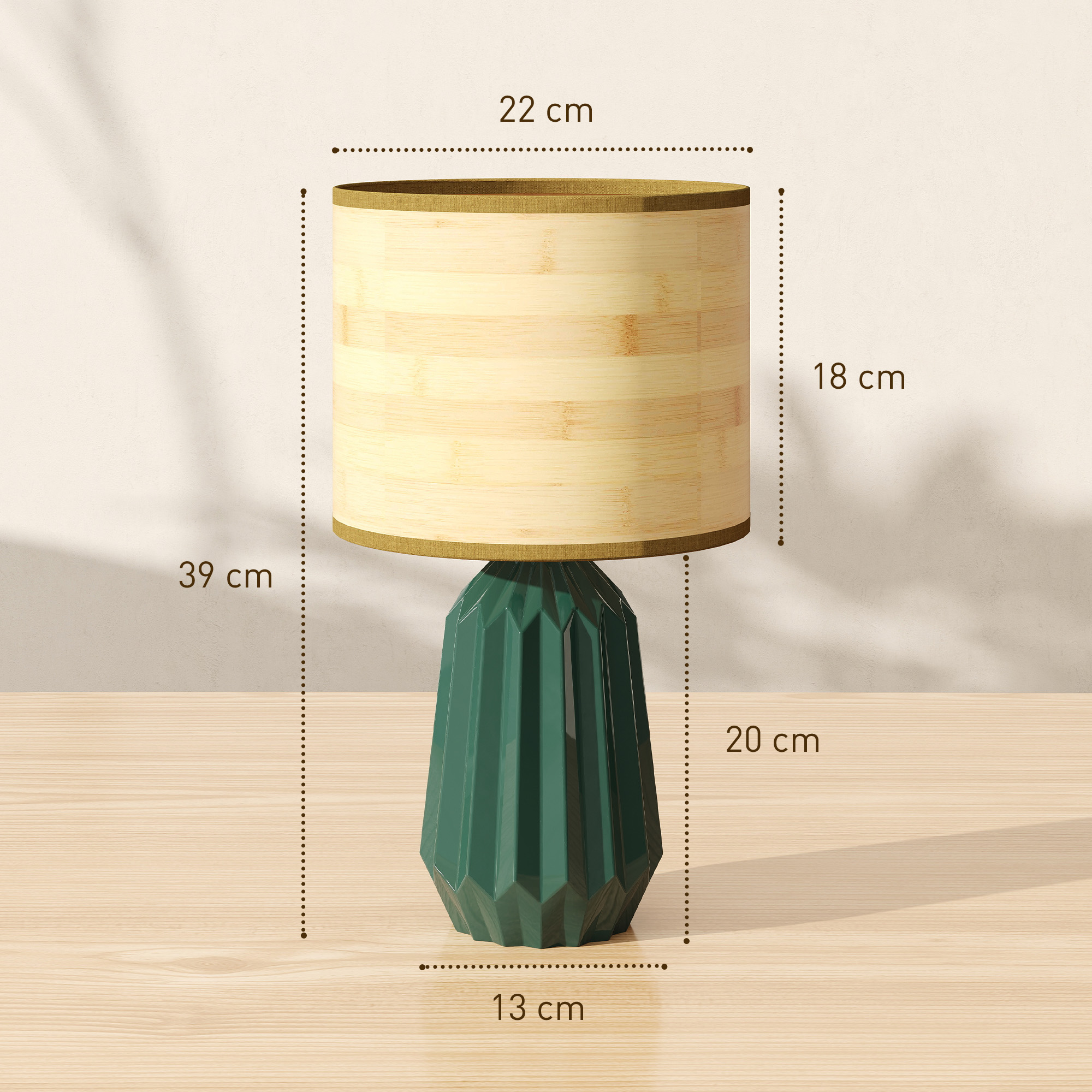 Una lámpara verde con pantalla de bambú se sienta en una mesa de madera.