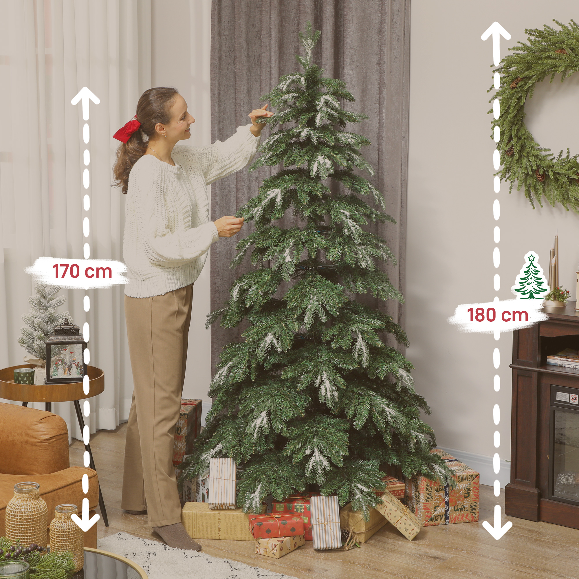 Una mujer decora un árbol de Navidad. Hay regalos debajo.