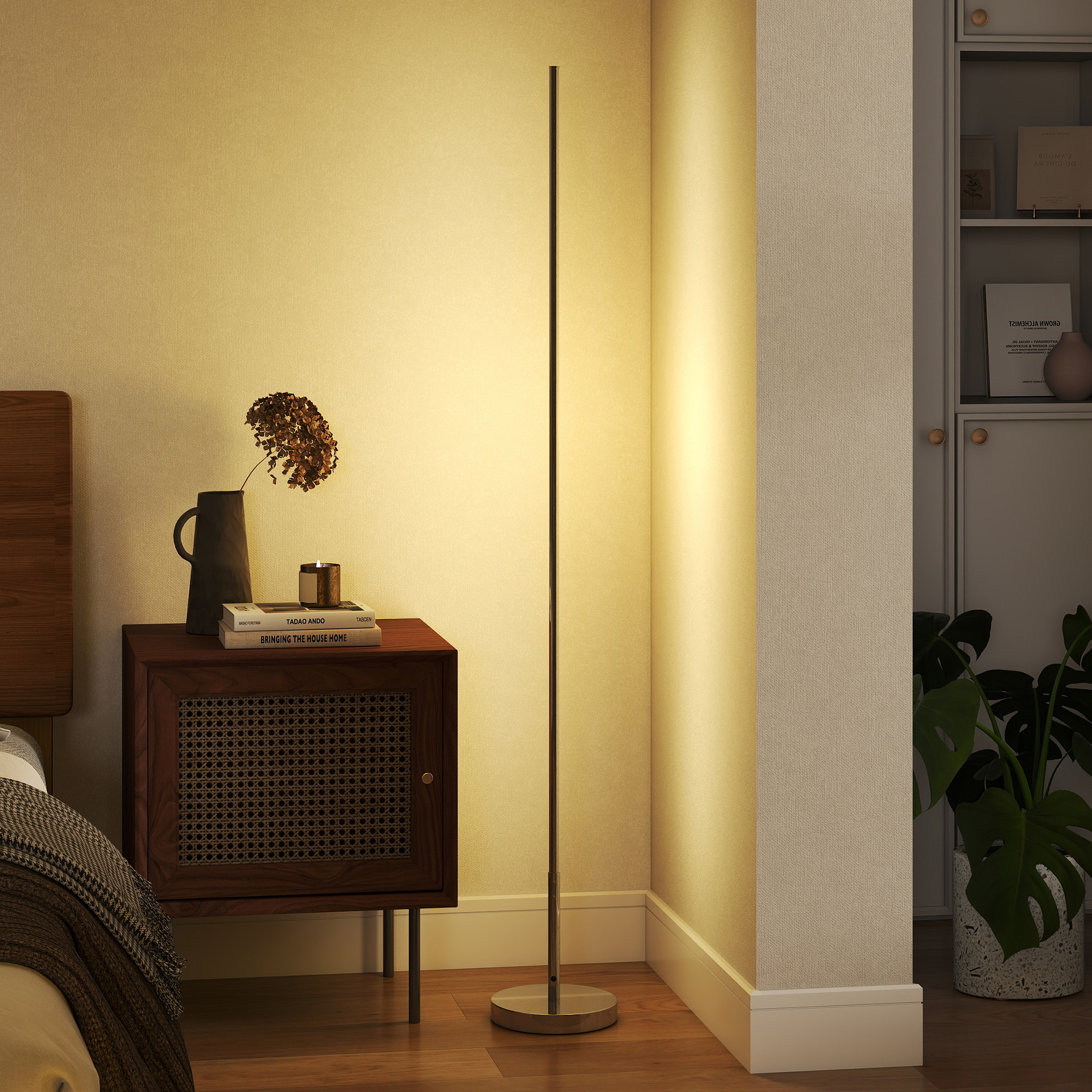 Una lámpara de pie delgada ilumina un dormitorio con mesita de noche y estantería.