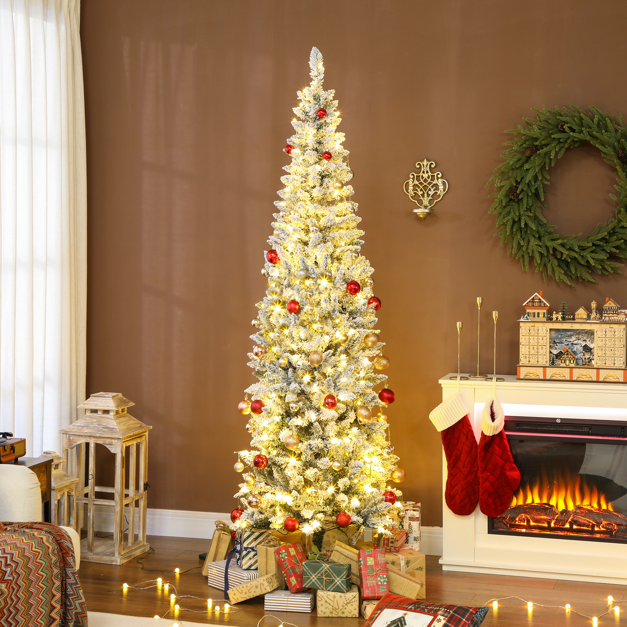 Un árbol de Navidad decorado con regalos, chimenea y corona.