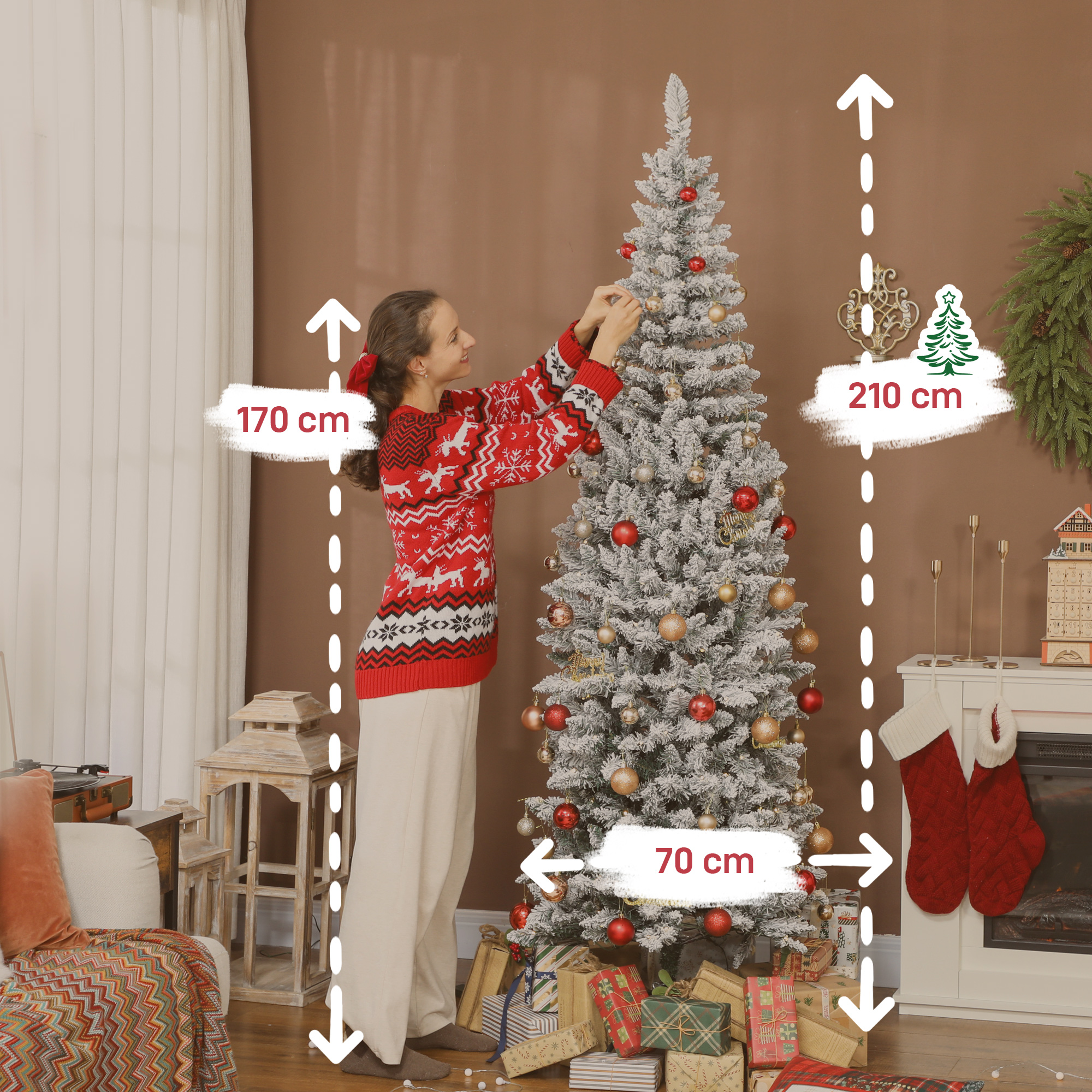 Una mujer decora un árbol de Navidad blanco con adornos rojos y dorados.